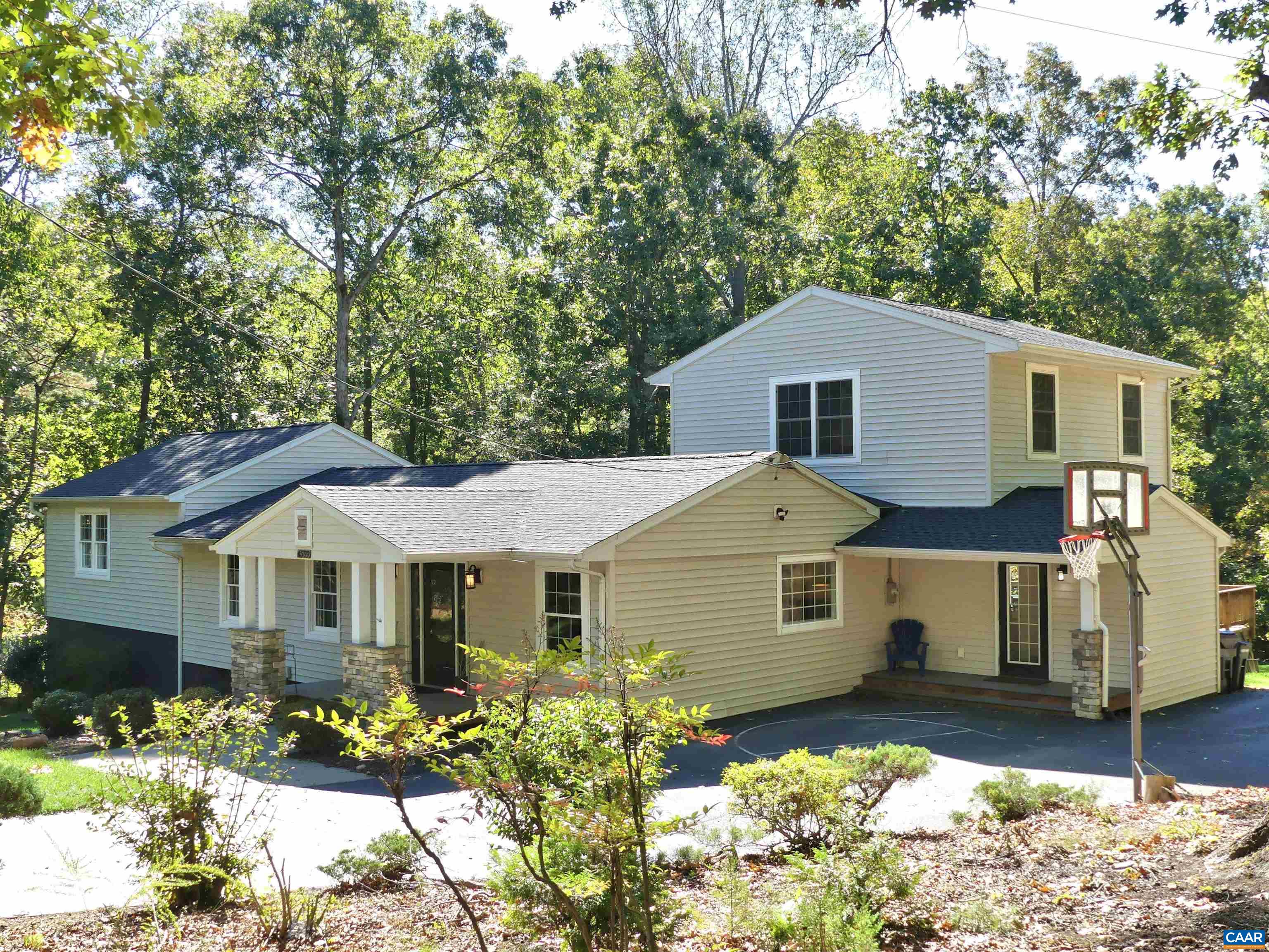 4599 WOODS EDGE CT