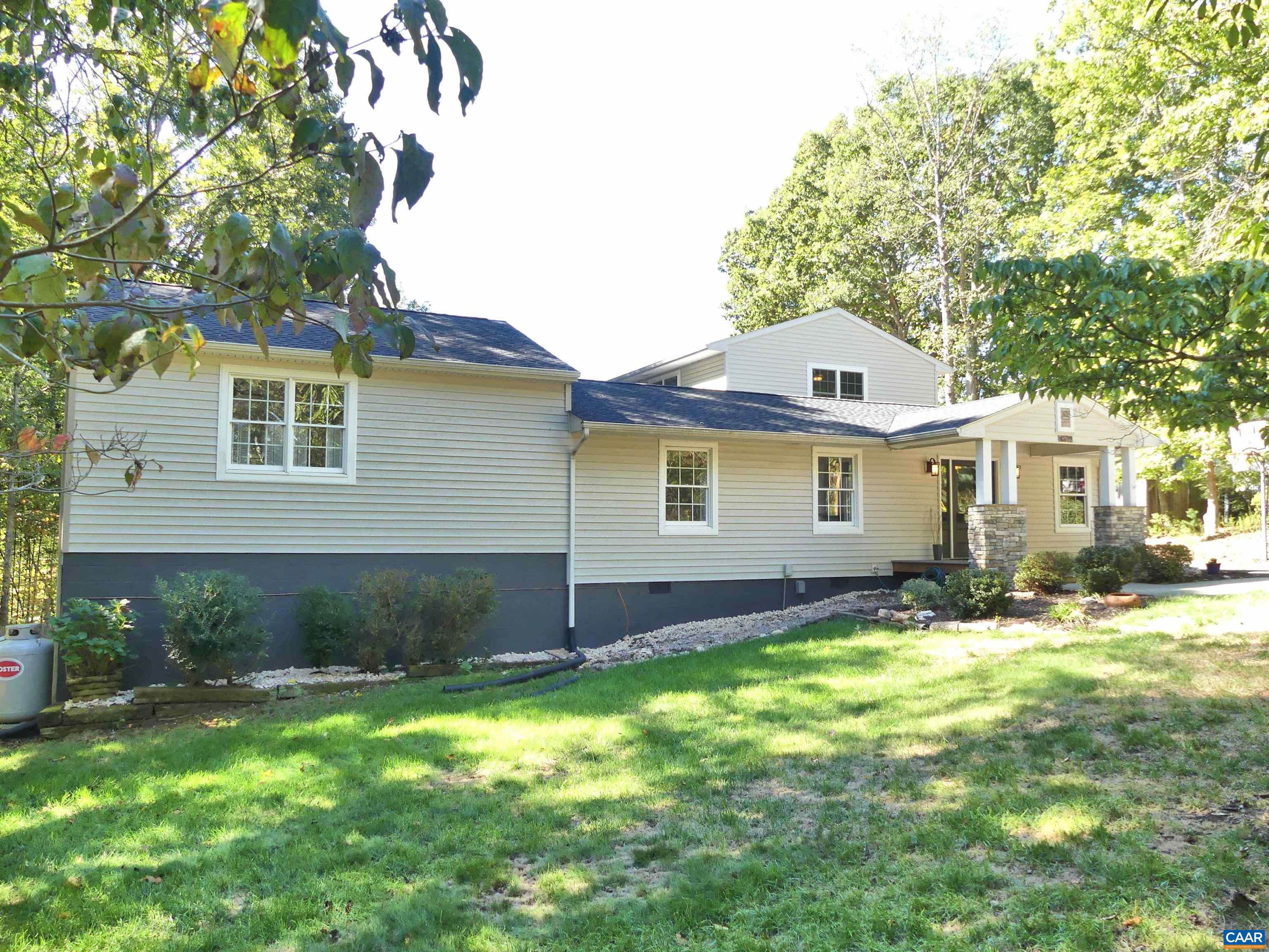 4599 WOODS EDGE CT