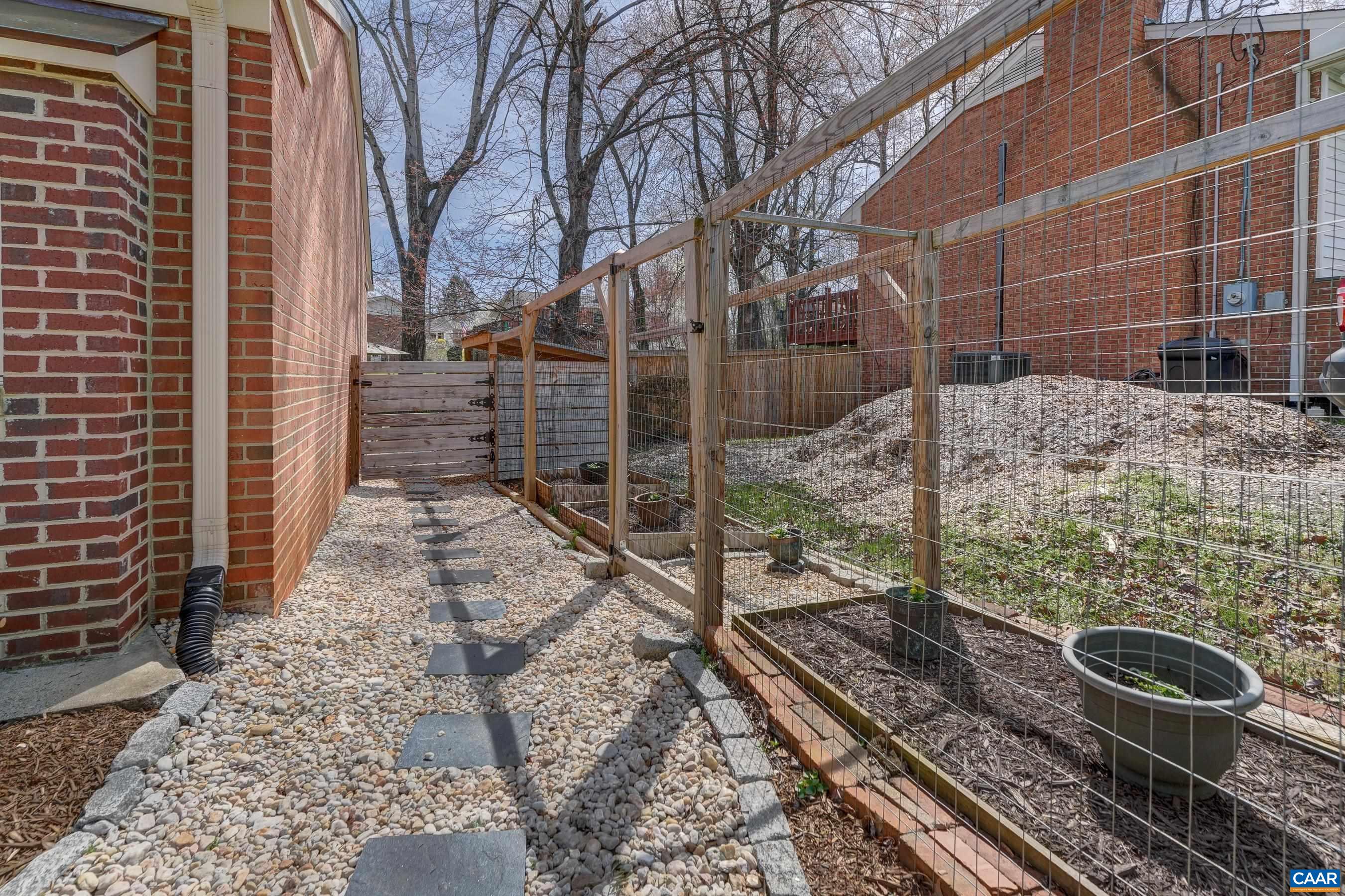 1416 LESTER DR
