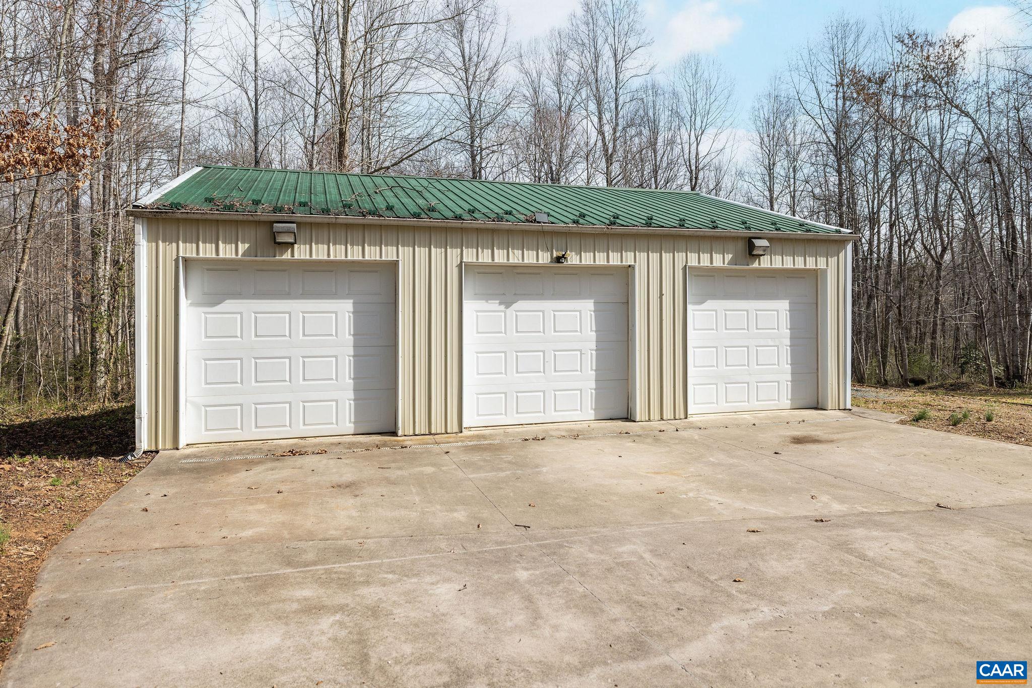 462 FOX HUNTERS LN