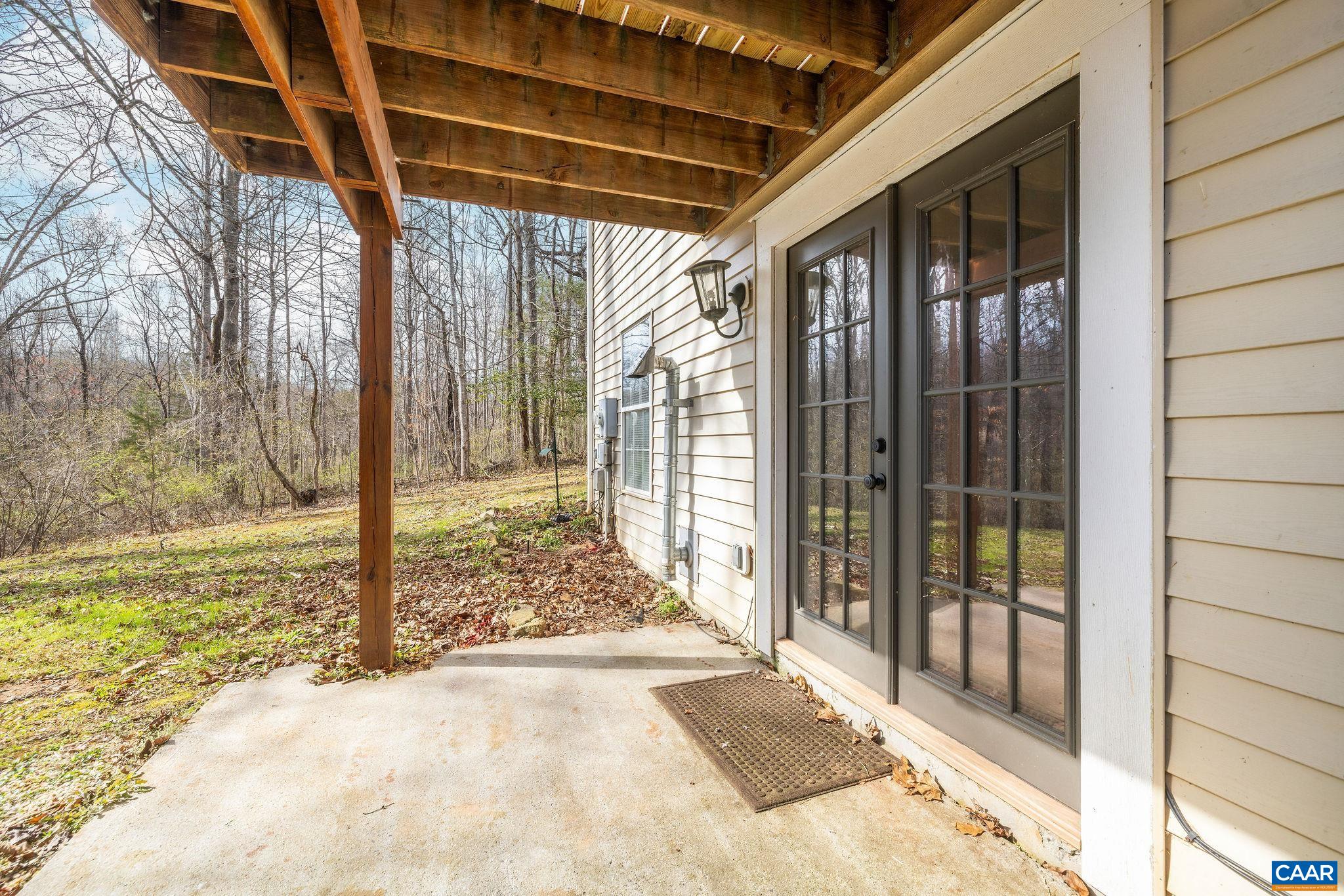 462 FOX HUNTERS LN