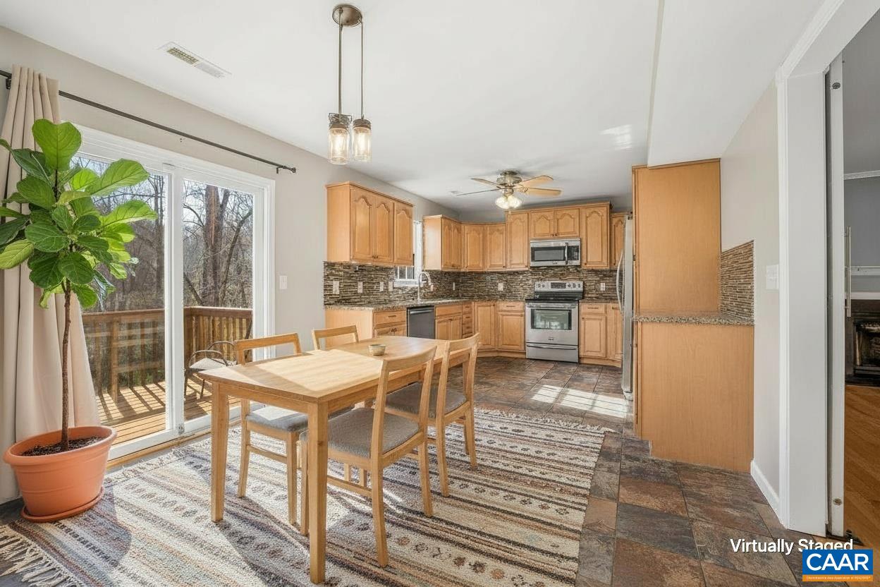 462 FOX HUNTERS LN
