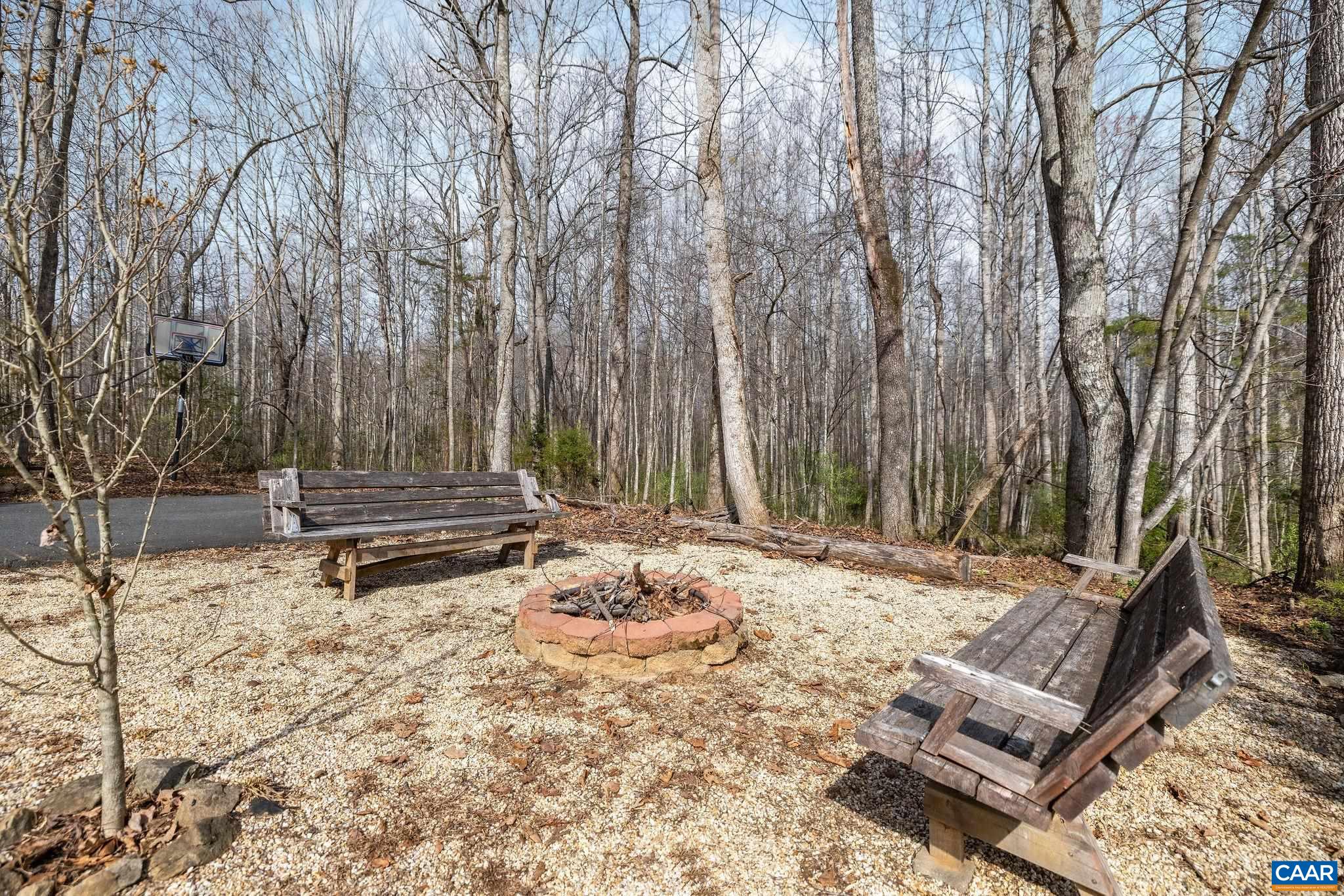 462 FOX HUNTERS LN