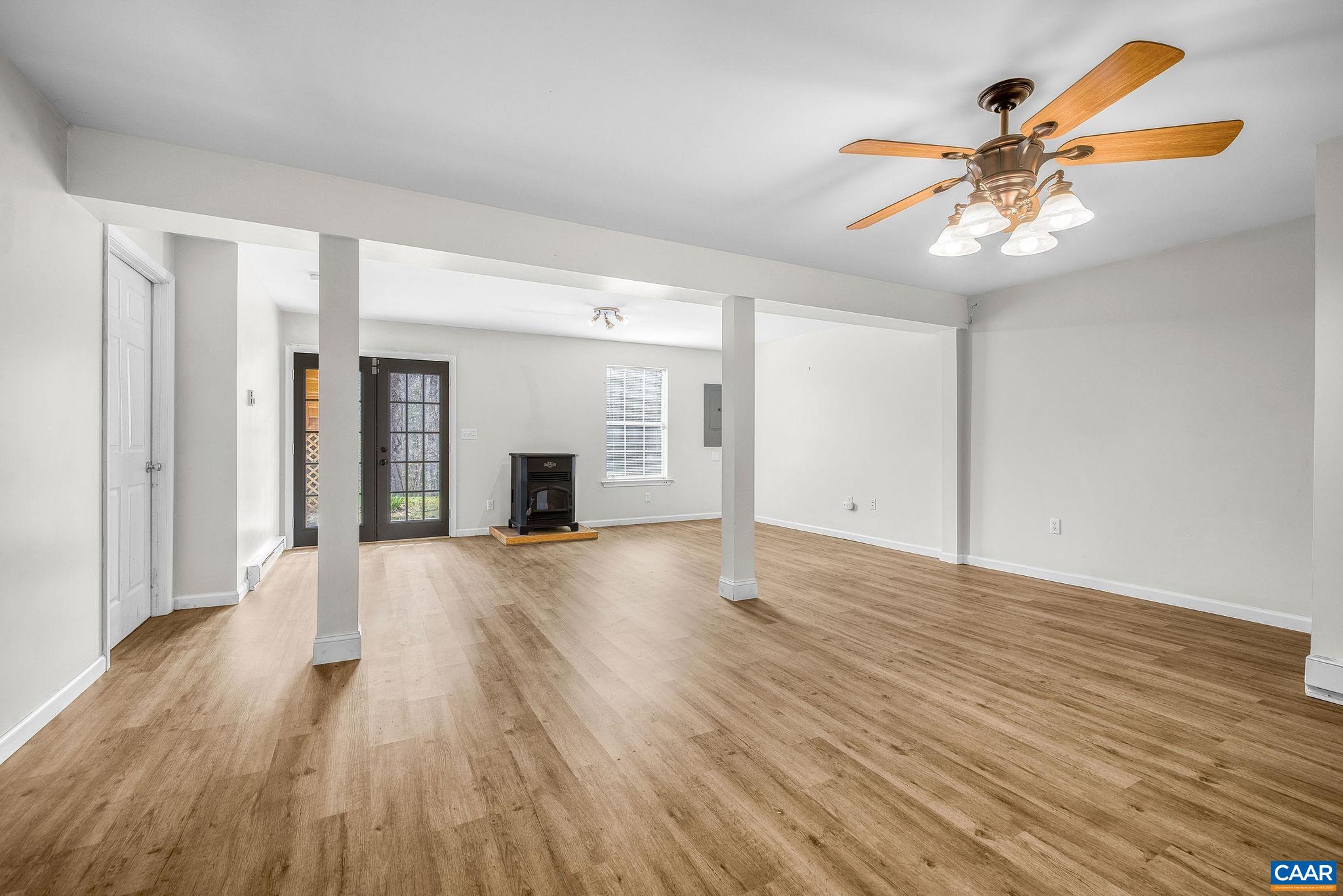 462 FOX HUNTERS LN
