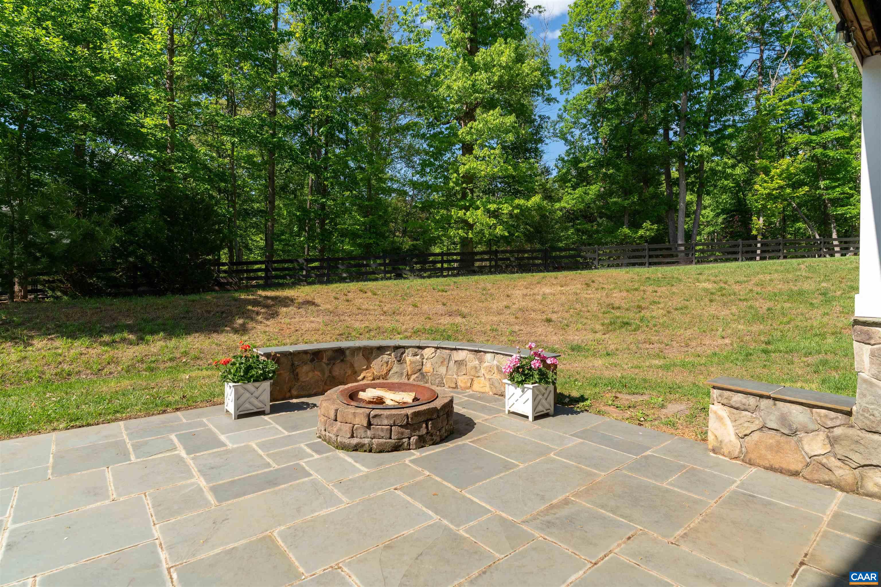 421 HOUNDSTOOTH CT