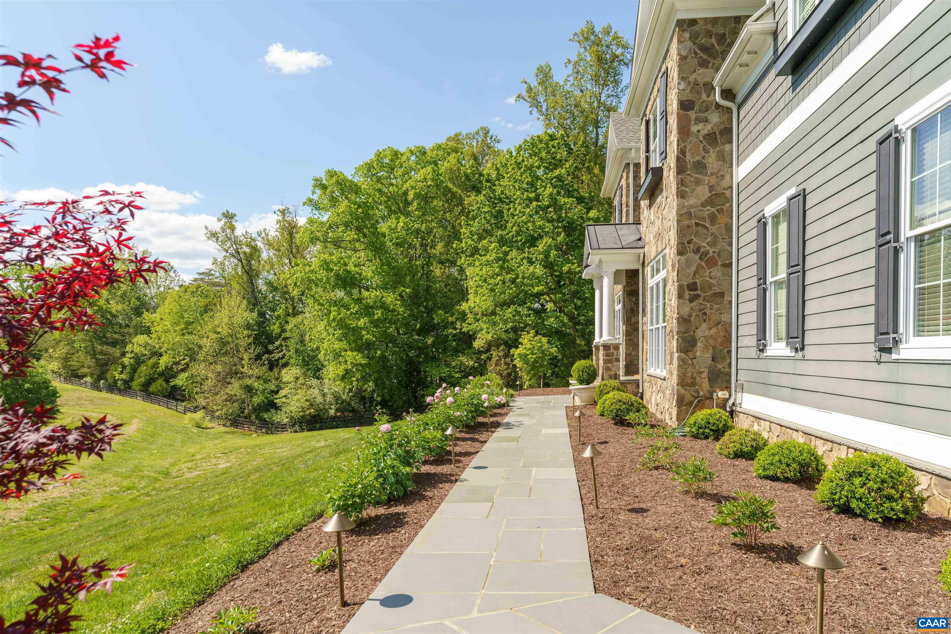 421 HOUNDSTOOTH CT
