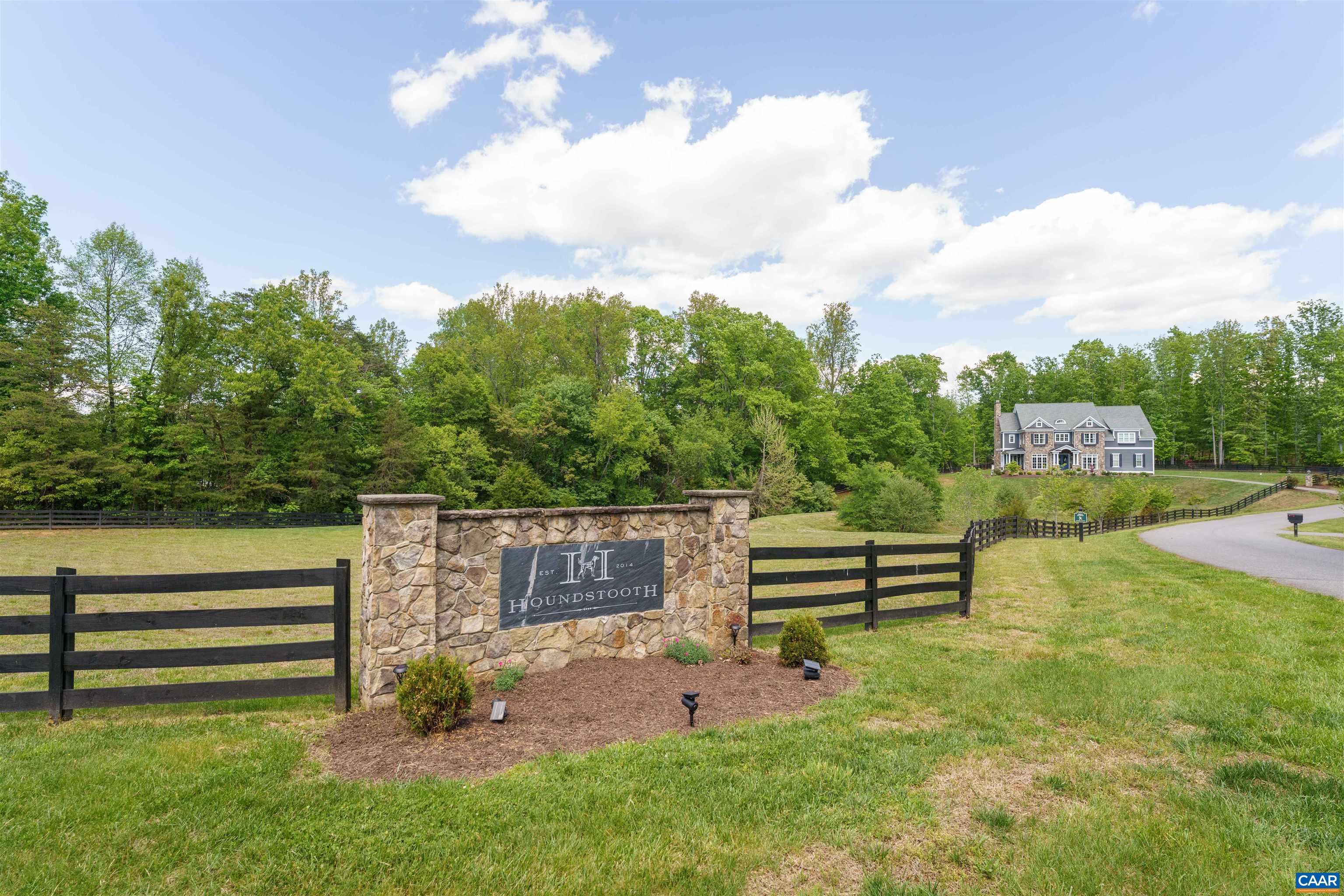 421 HOUNDSTOOTH CT