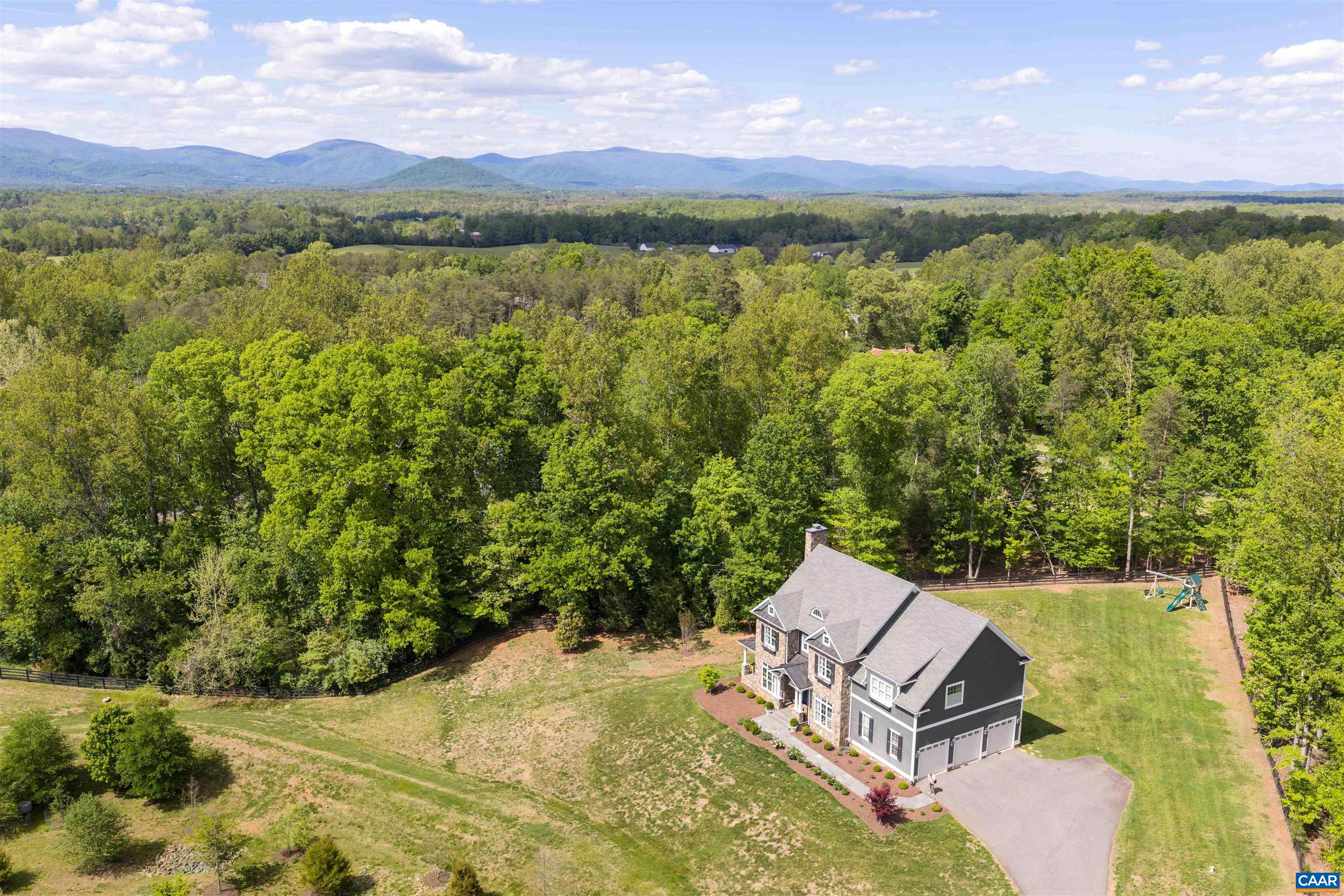 421 HOUNDSTOOTH CT