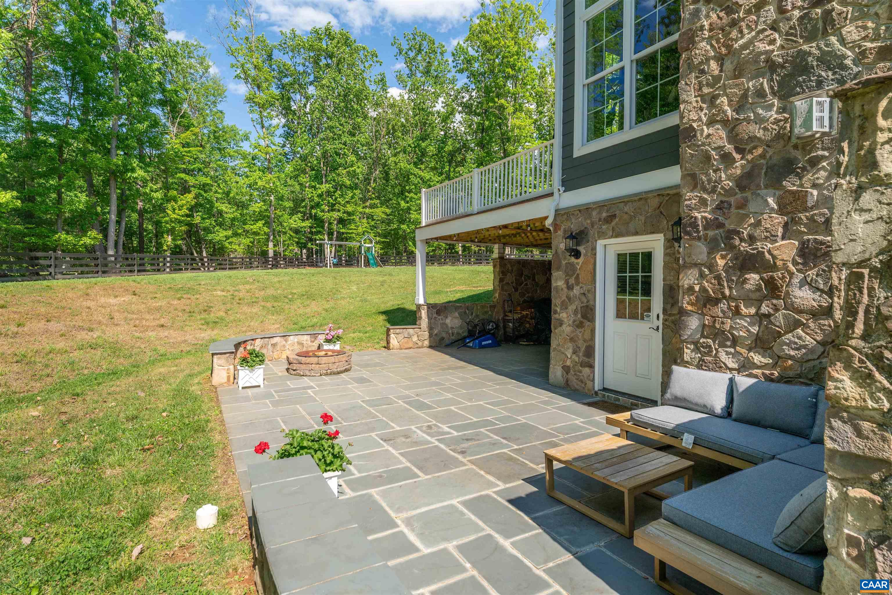 421 HOUNDSTOOTH CT