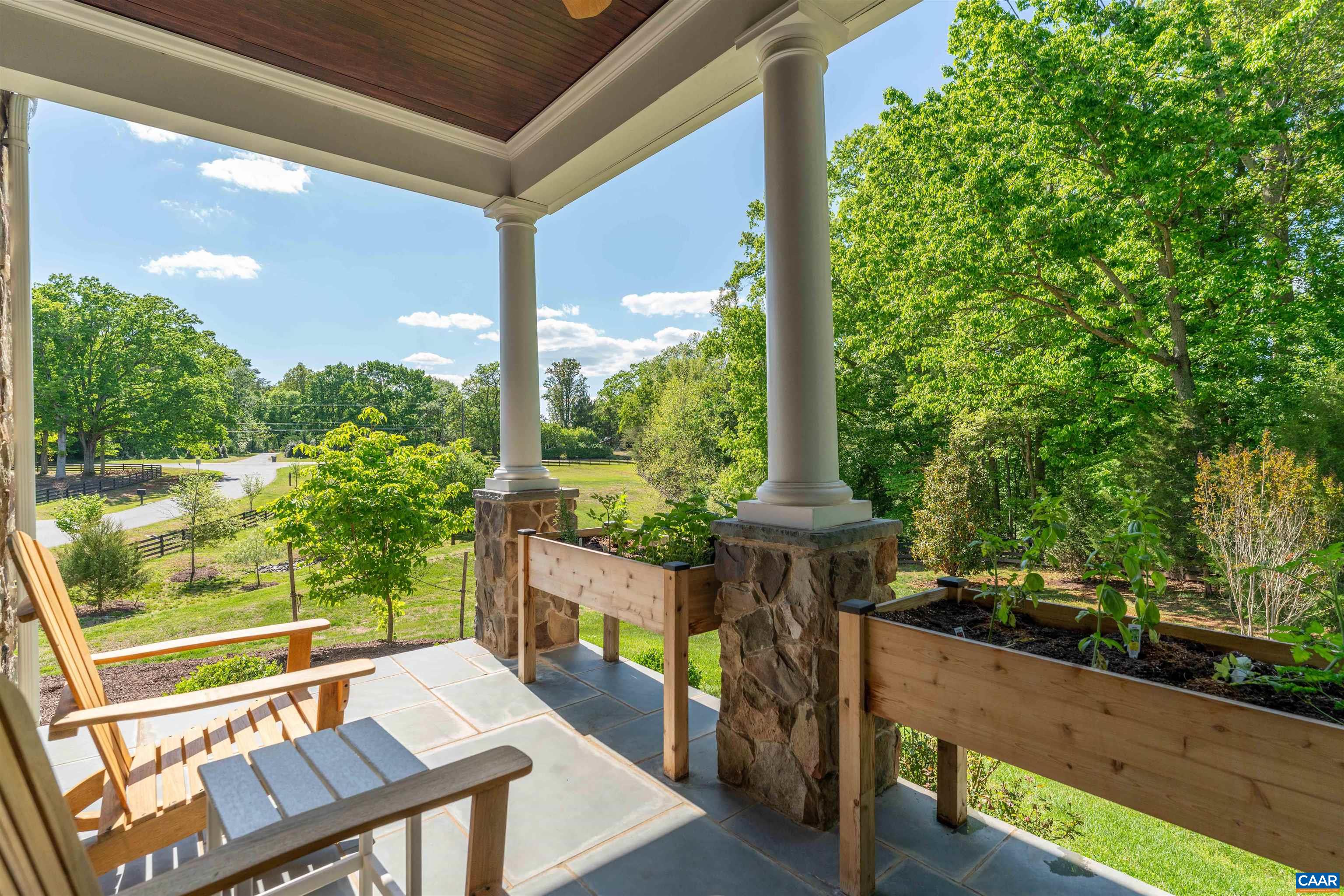 421 HOUNDSTOOTH CT