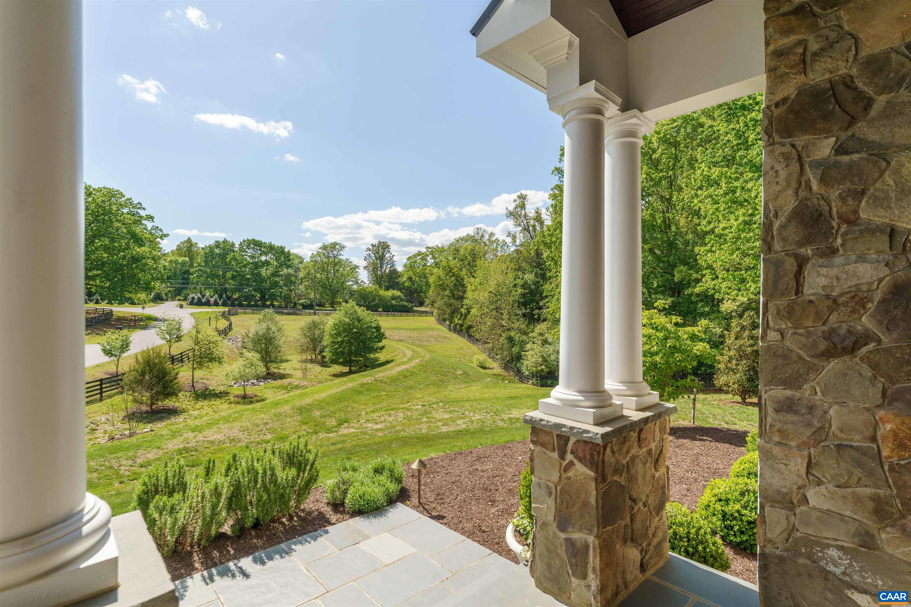 421 HOUNDSTOOTH CT