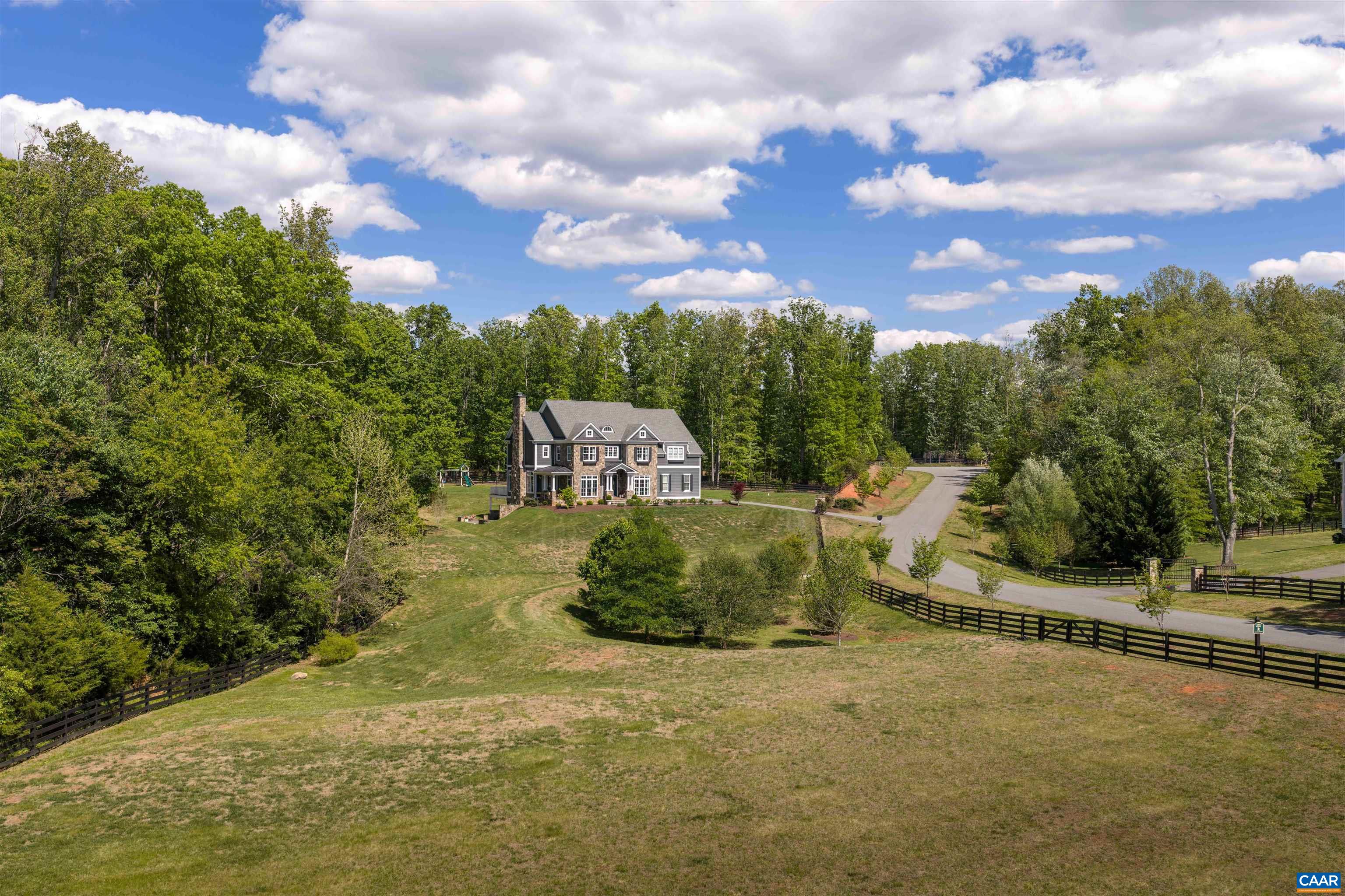 421 HOUNDSTOOTH CT