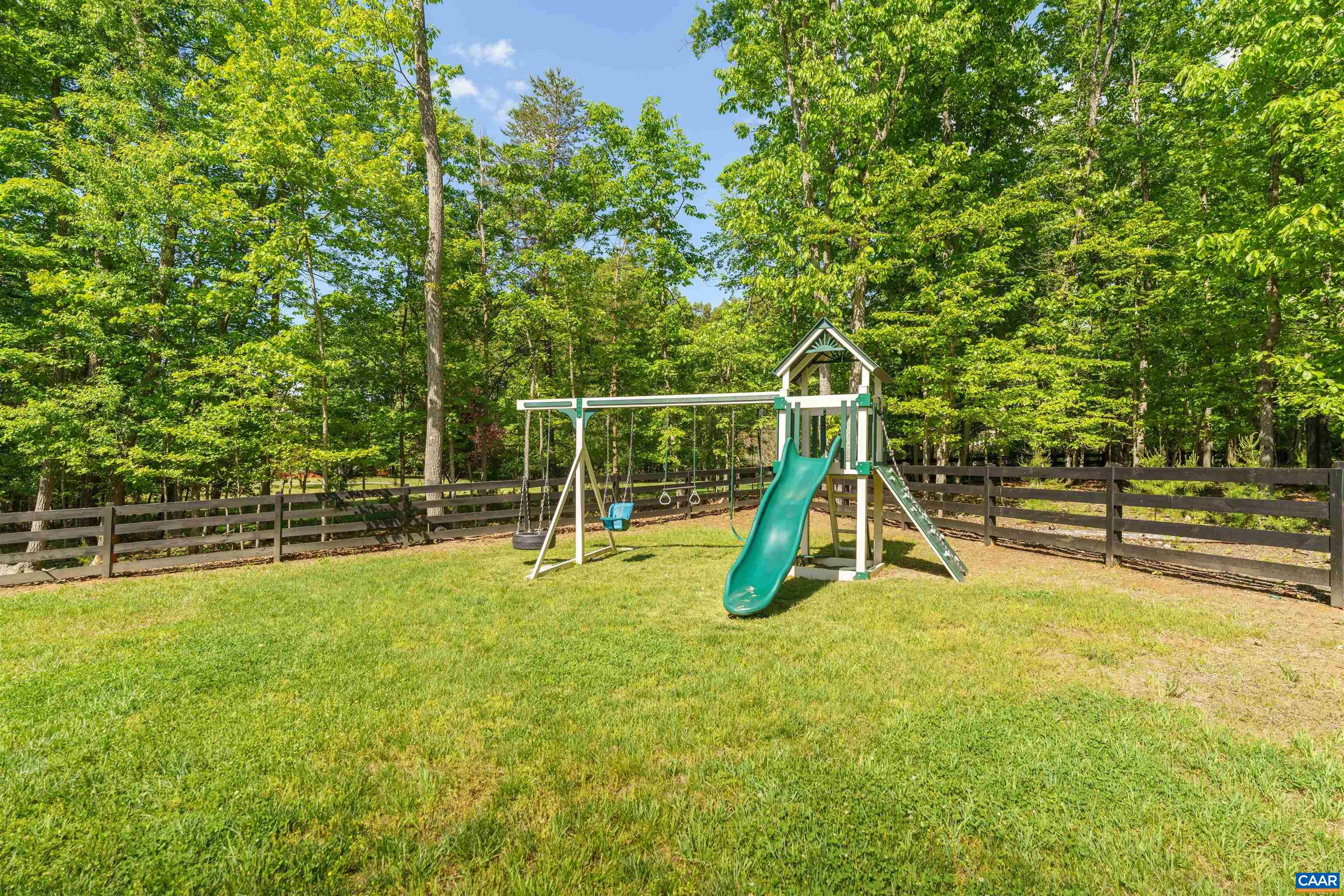 421 HOUNDSTOOTH CT