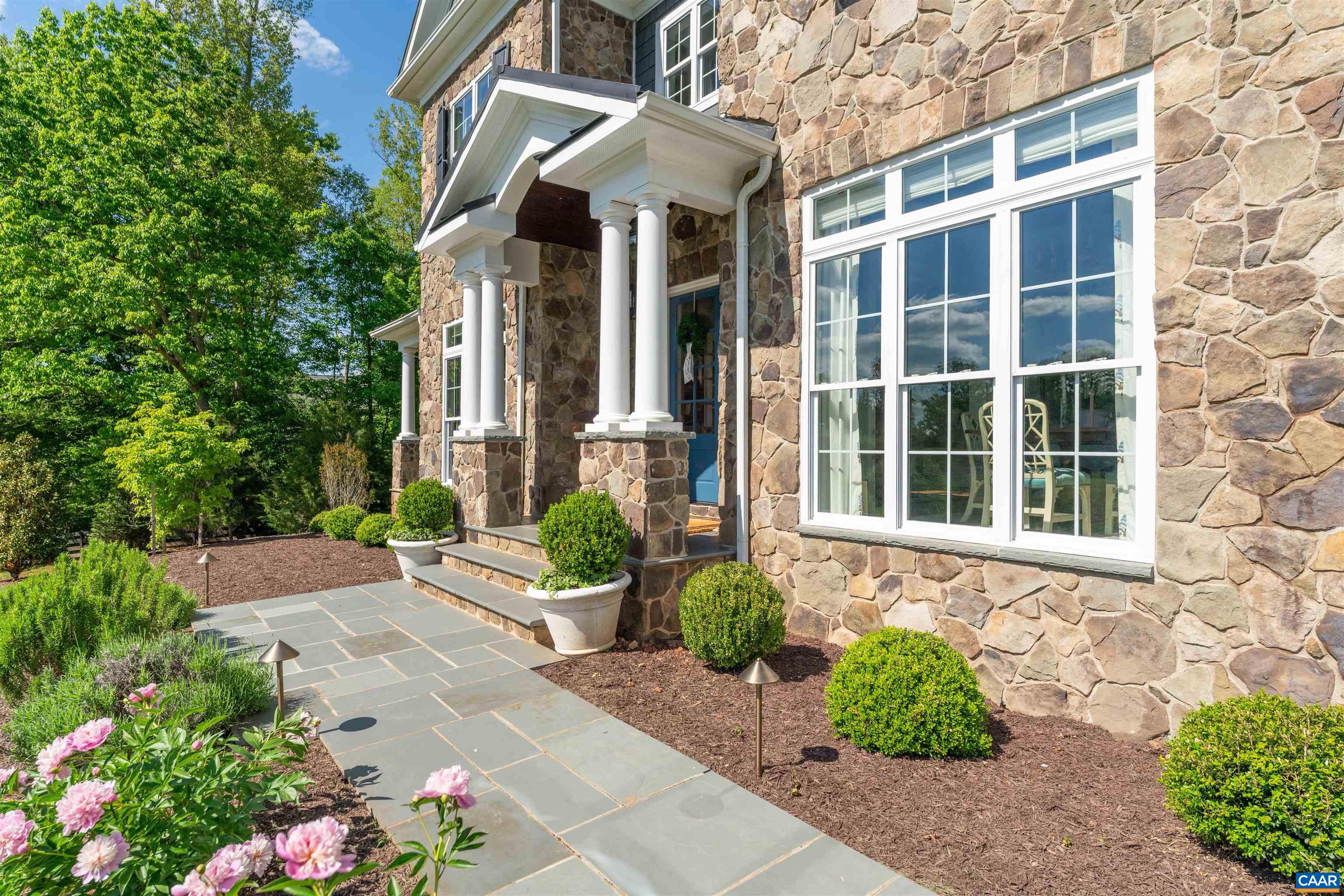 421 HOUNDSTOOTH CT