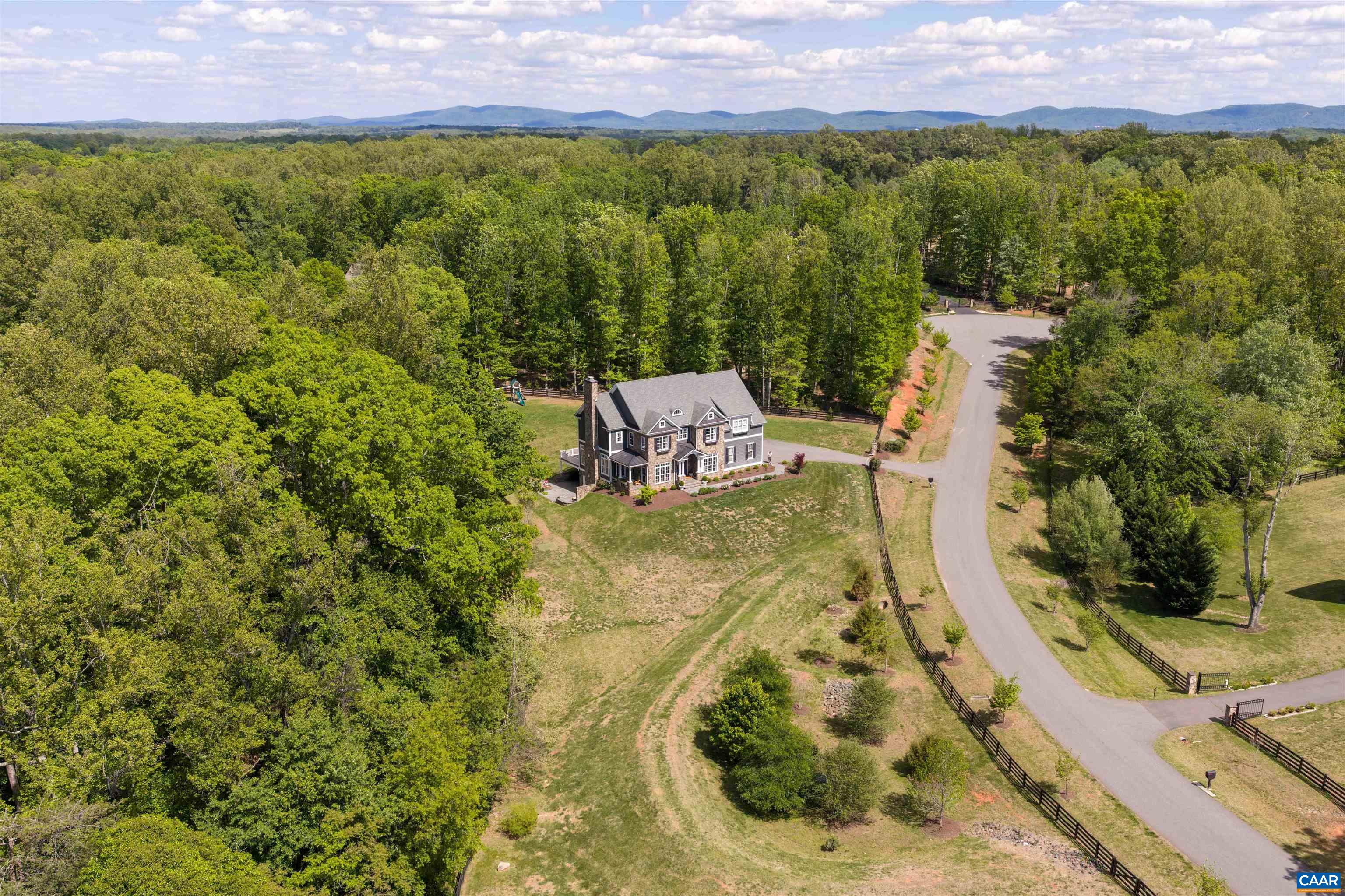 421 HOUNDSTOOTH CT