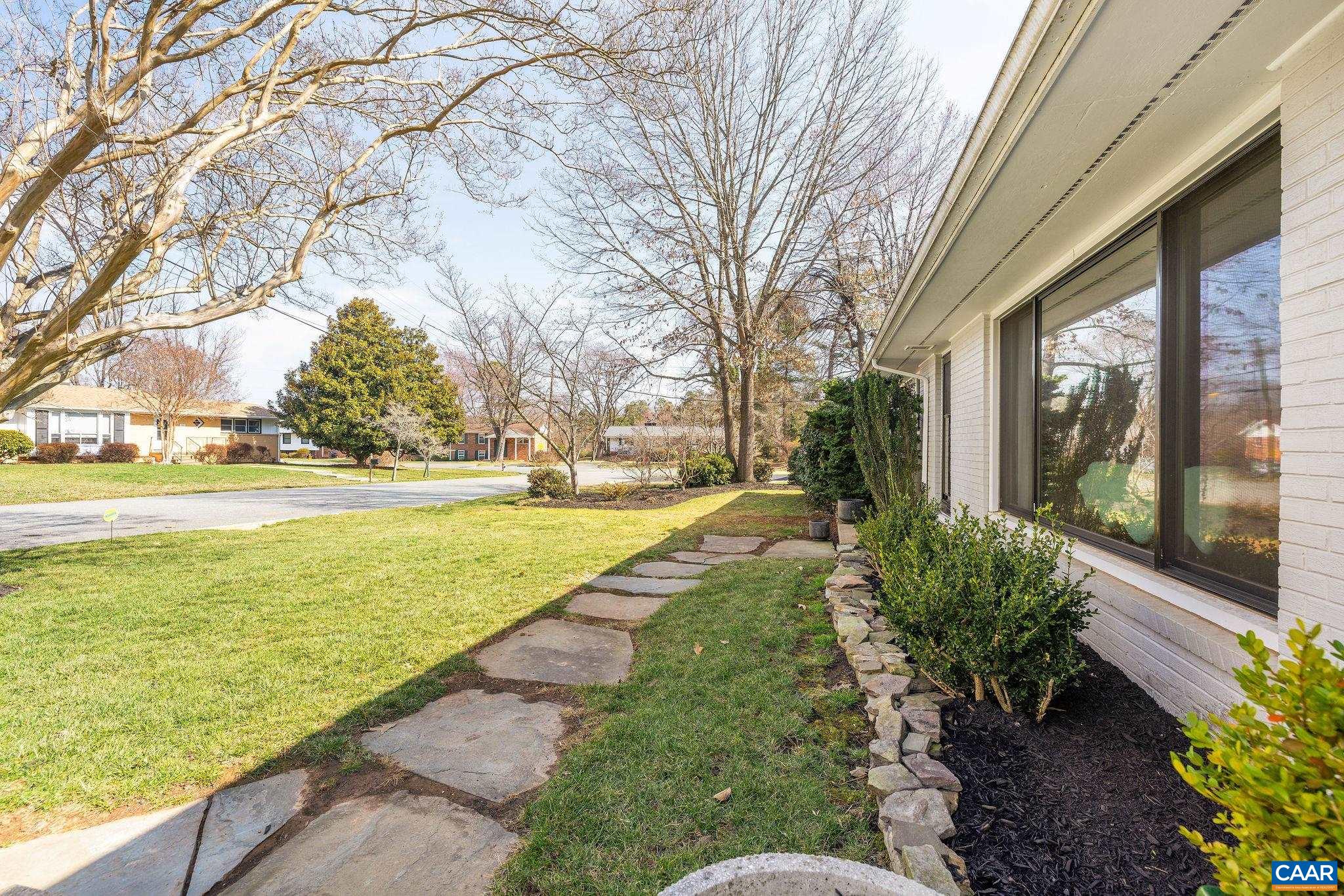 1302 LESTER DR