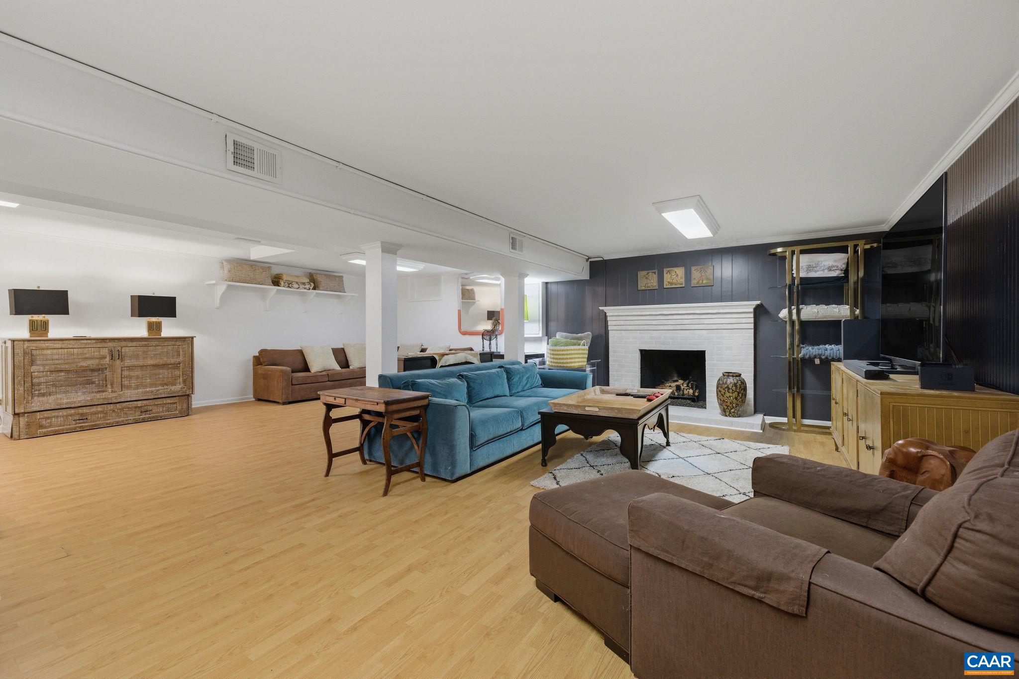 1302 LESTER DR