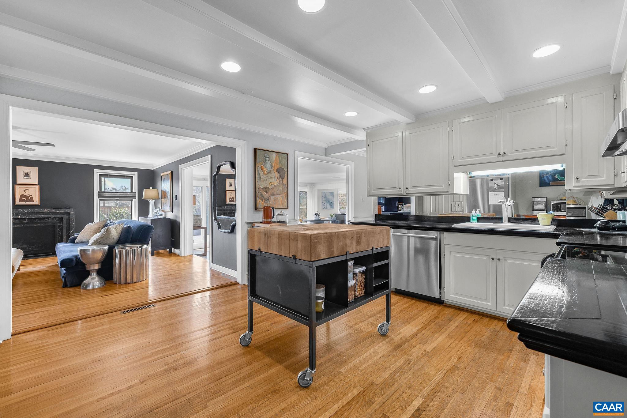 1302 LESTER DR