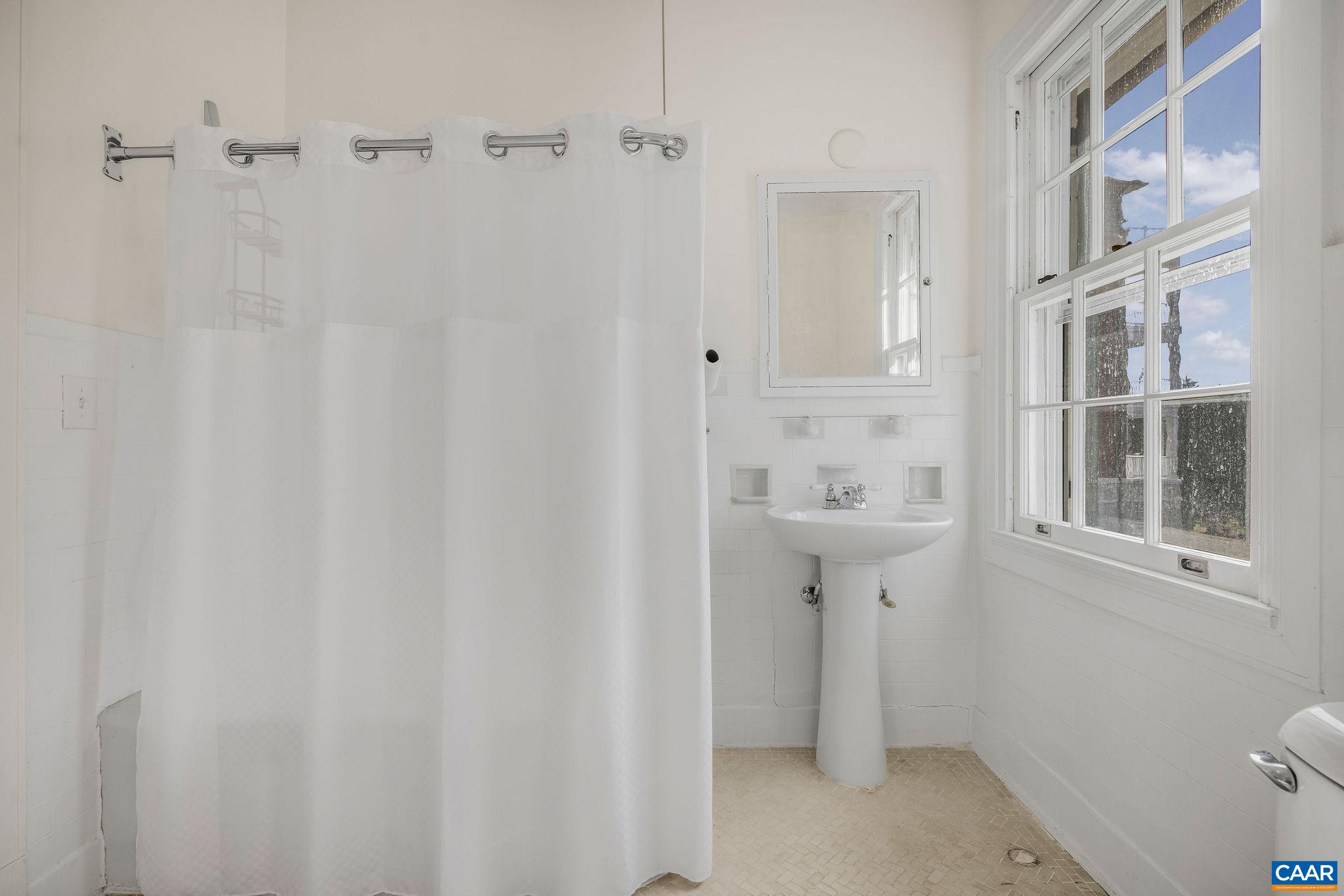 410 WHITE GABLES LN