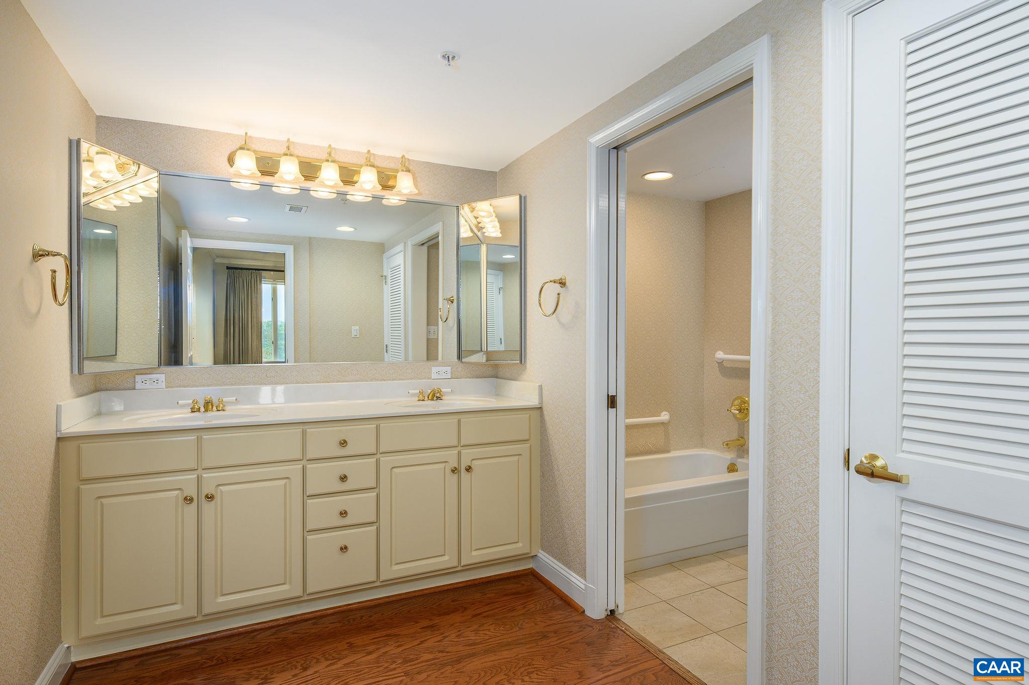 500 CRESTWOOD DR Unit: 2503