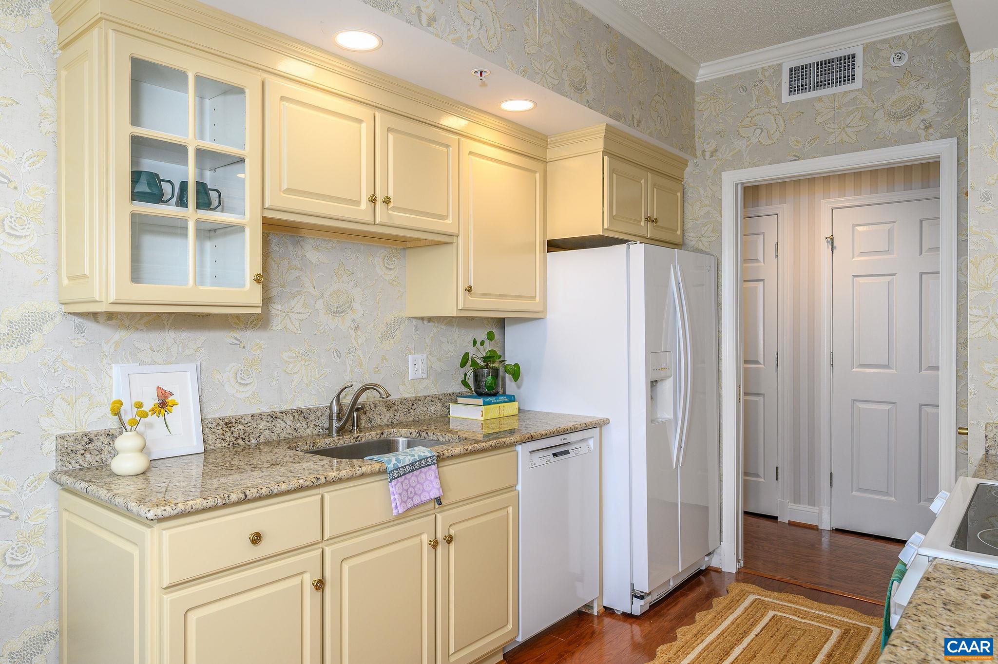 500 CRESTWOOD DR Unit: 2503