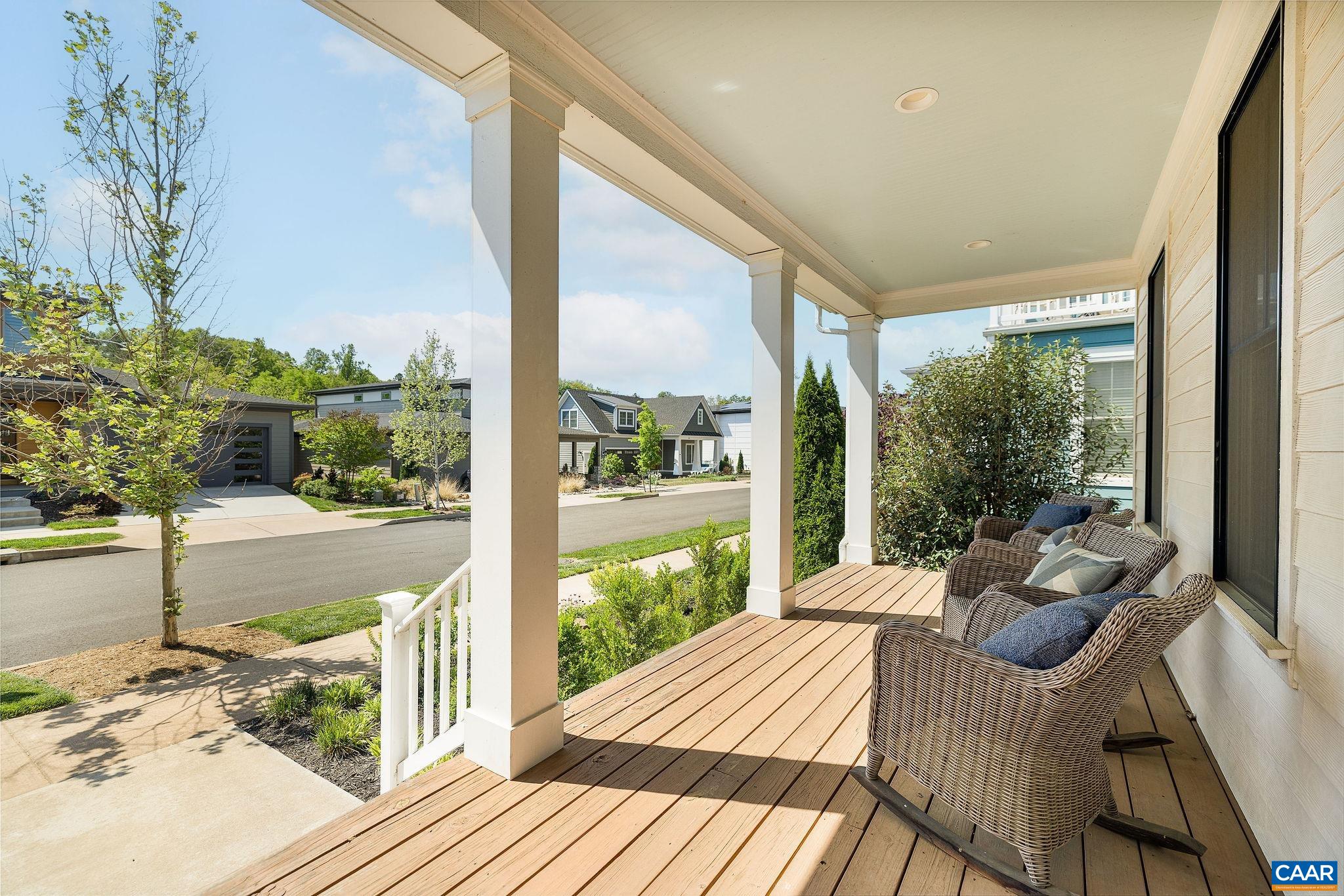 400 LOCHLYN HILL DR