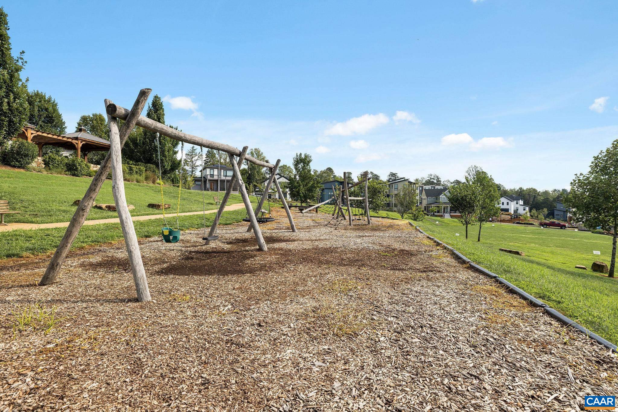 400 LOCHLYN HILL DR