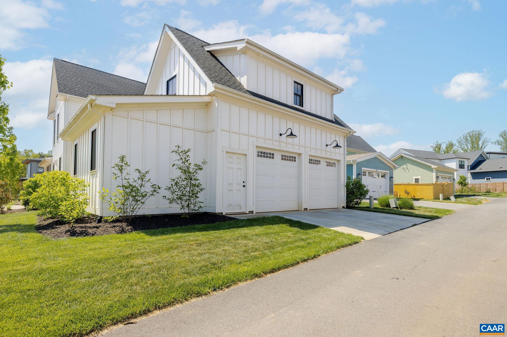 400 LOCHLYN HILL DR