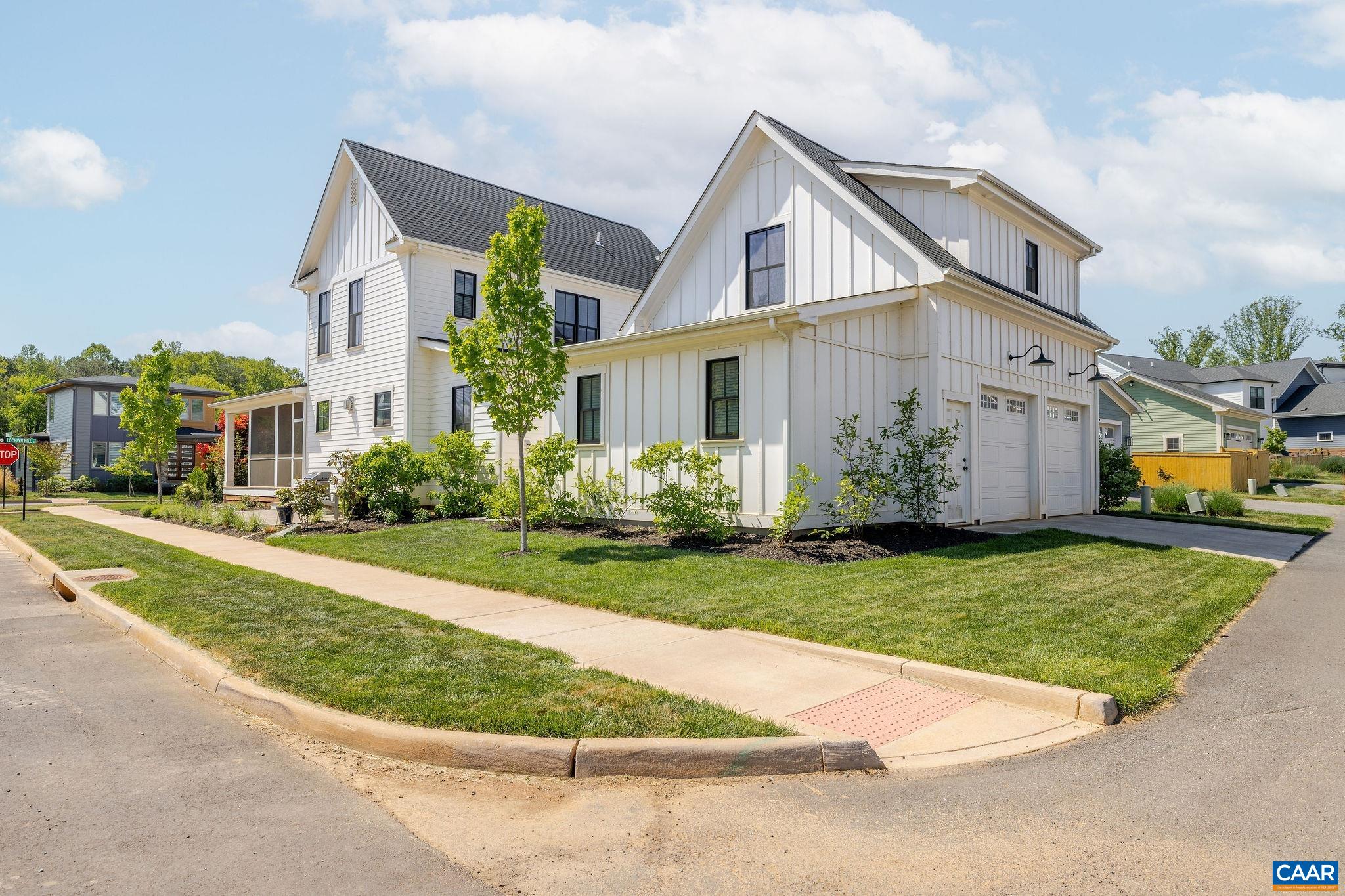 400 LOCHLYN HILL DR