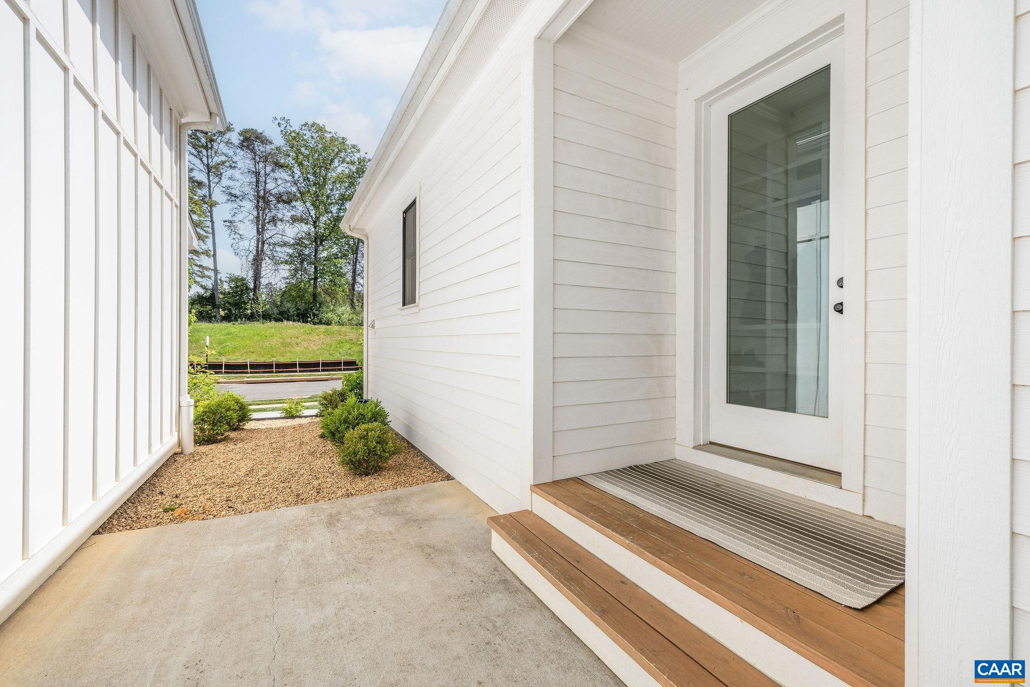 400 LOCHLYN HILL DR
