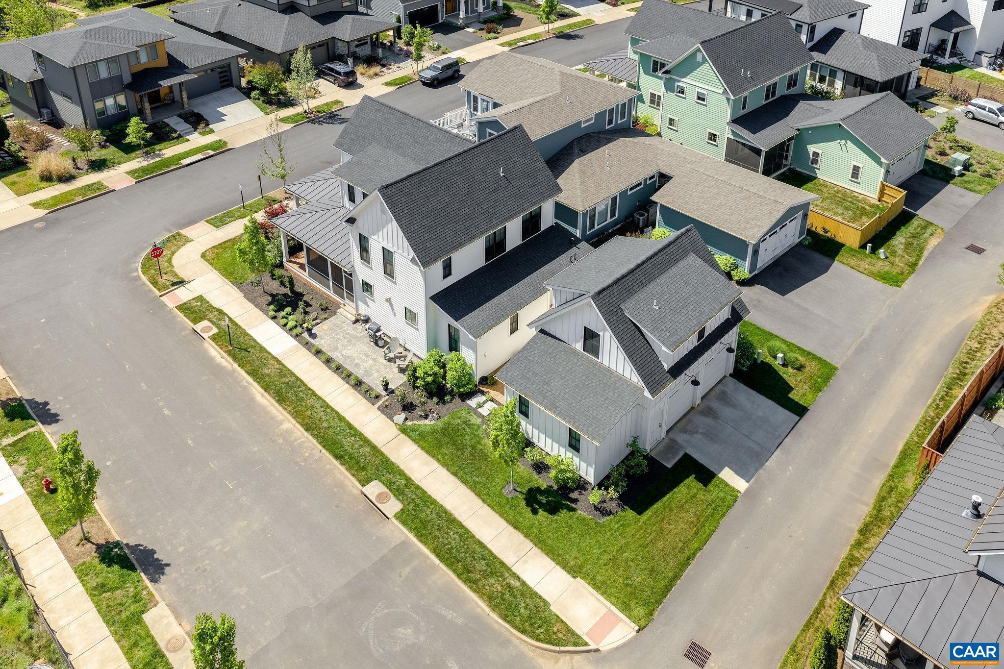 400 LOCHLYN HILL DR