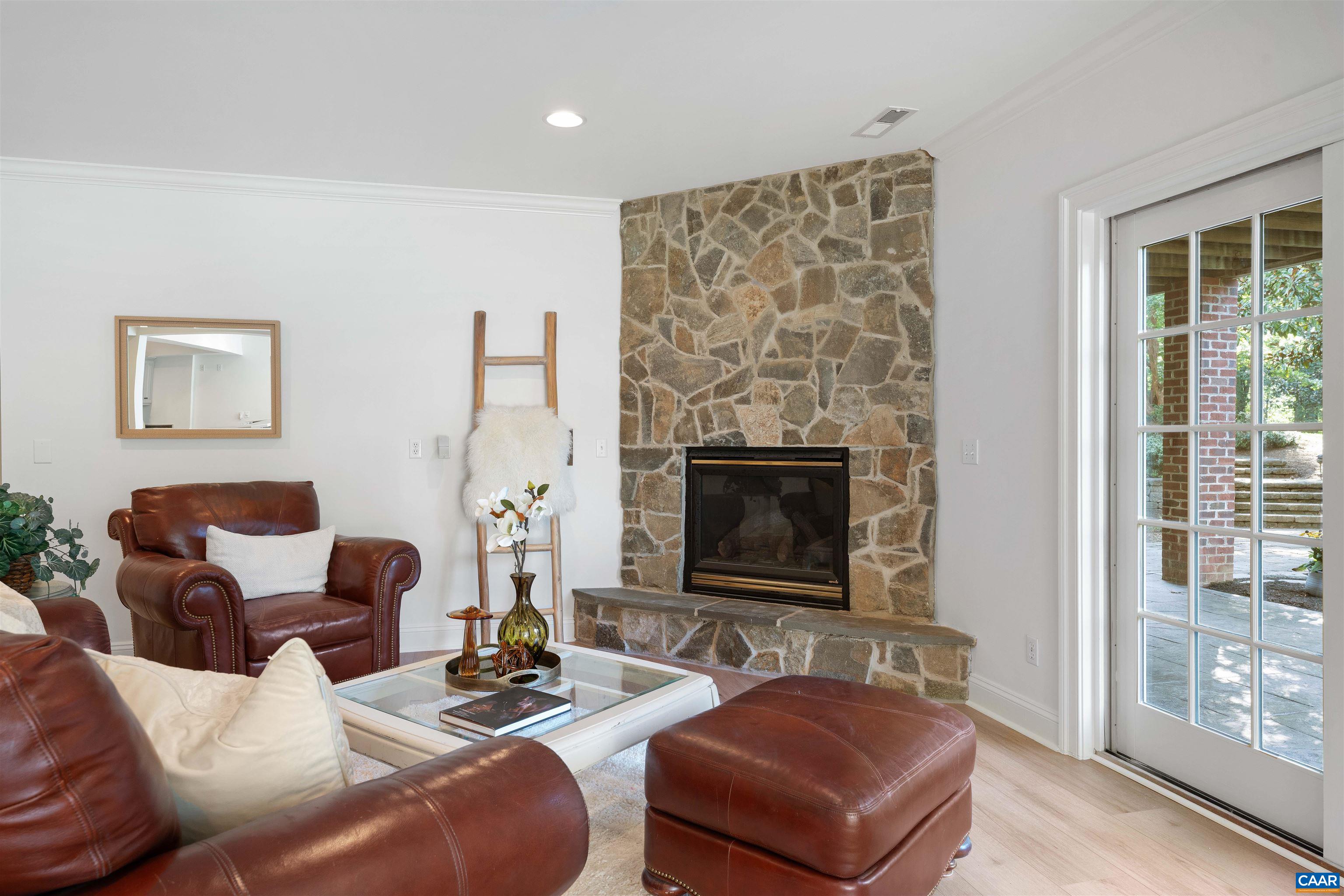 4416 REDWOOD LN