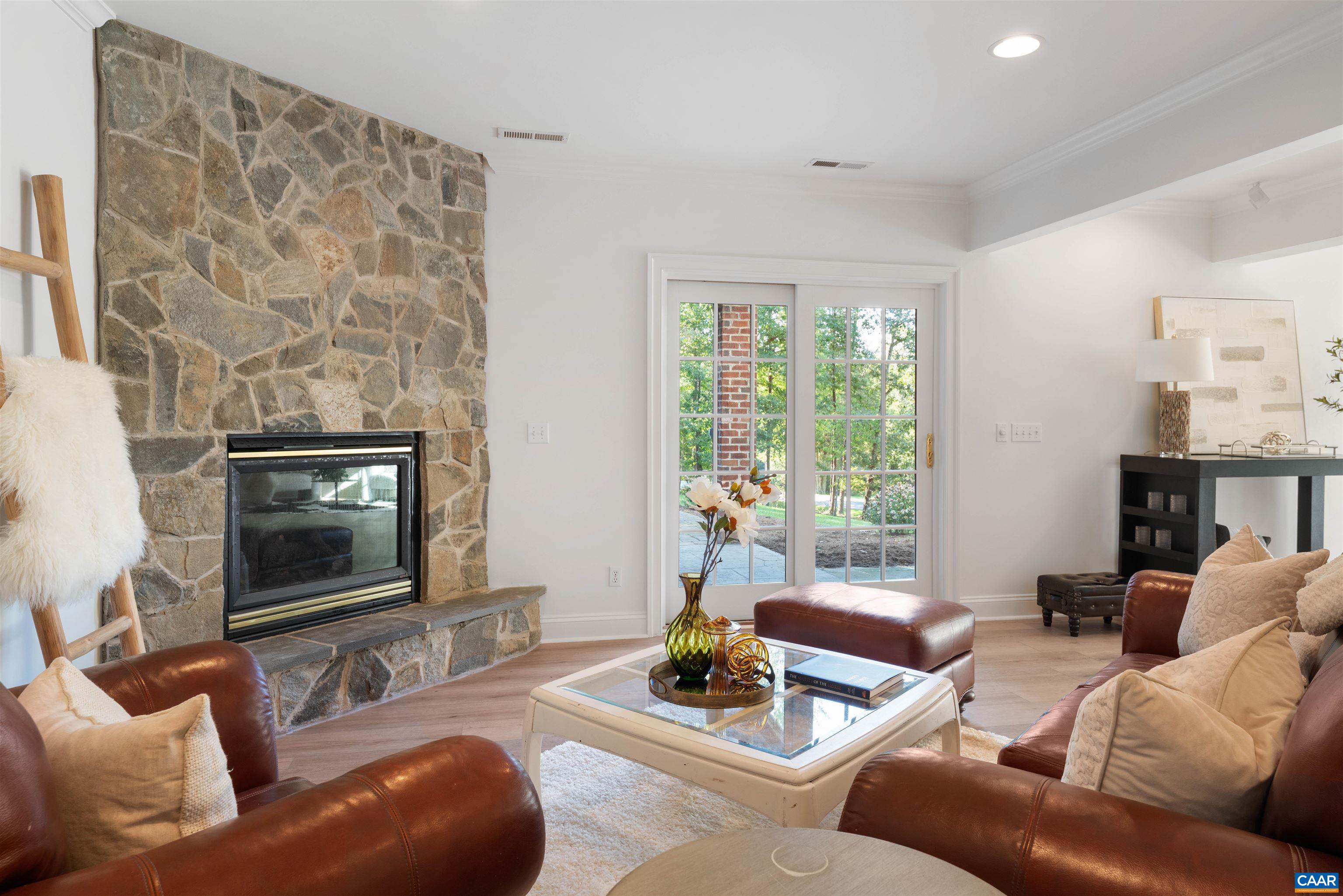 4416 REDWOOD LN