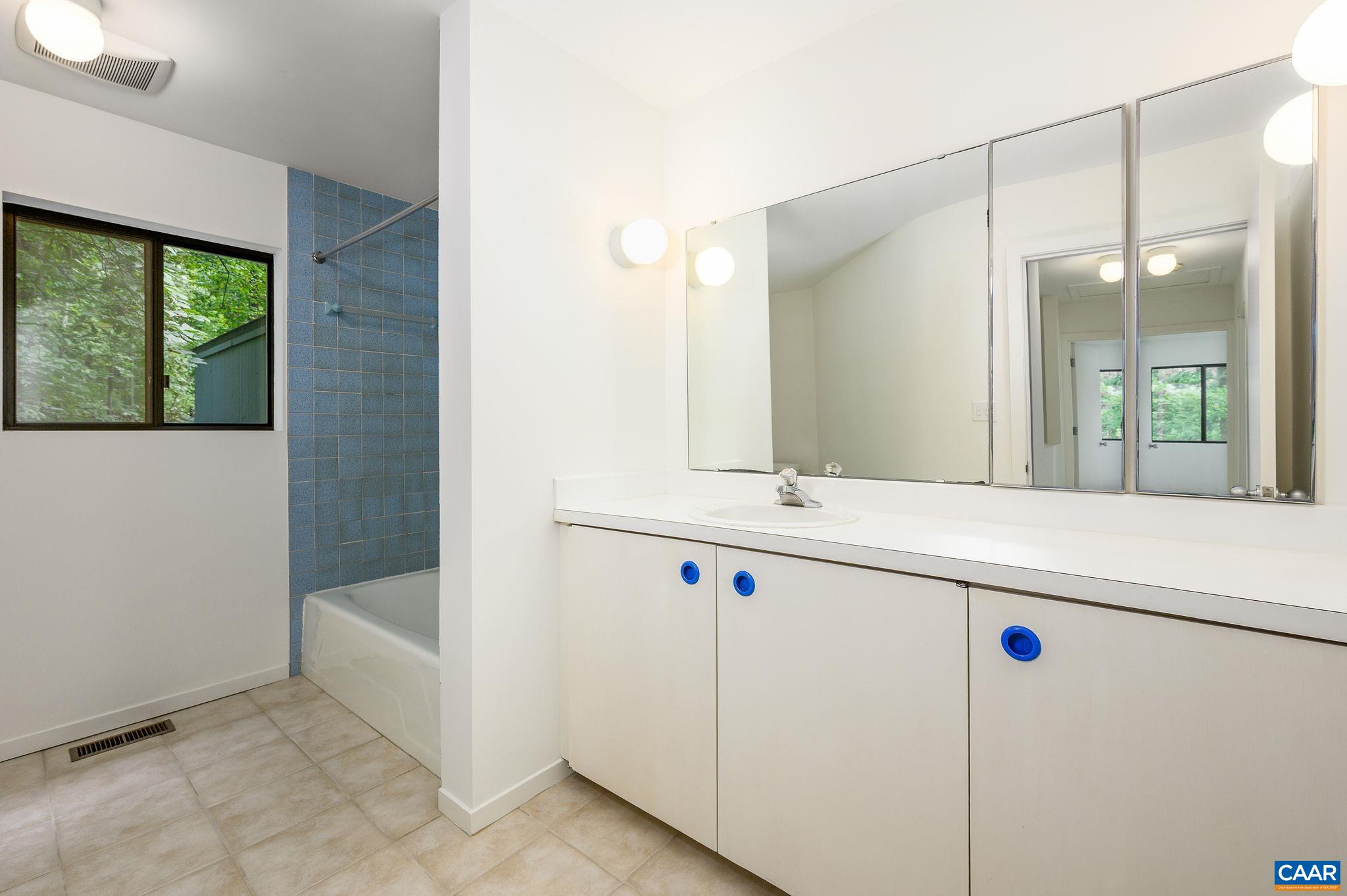 428 ROOKWOOD DR