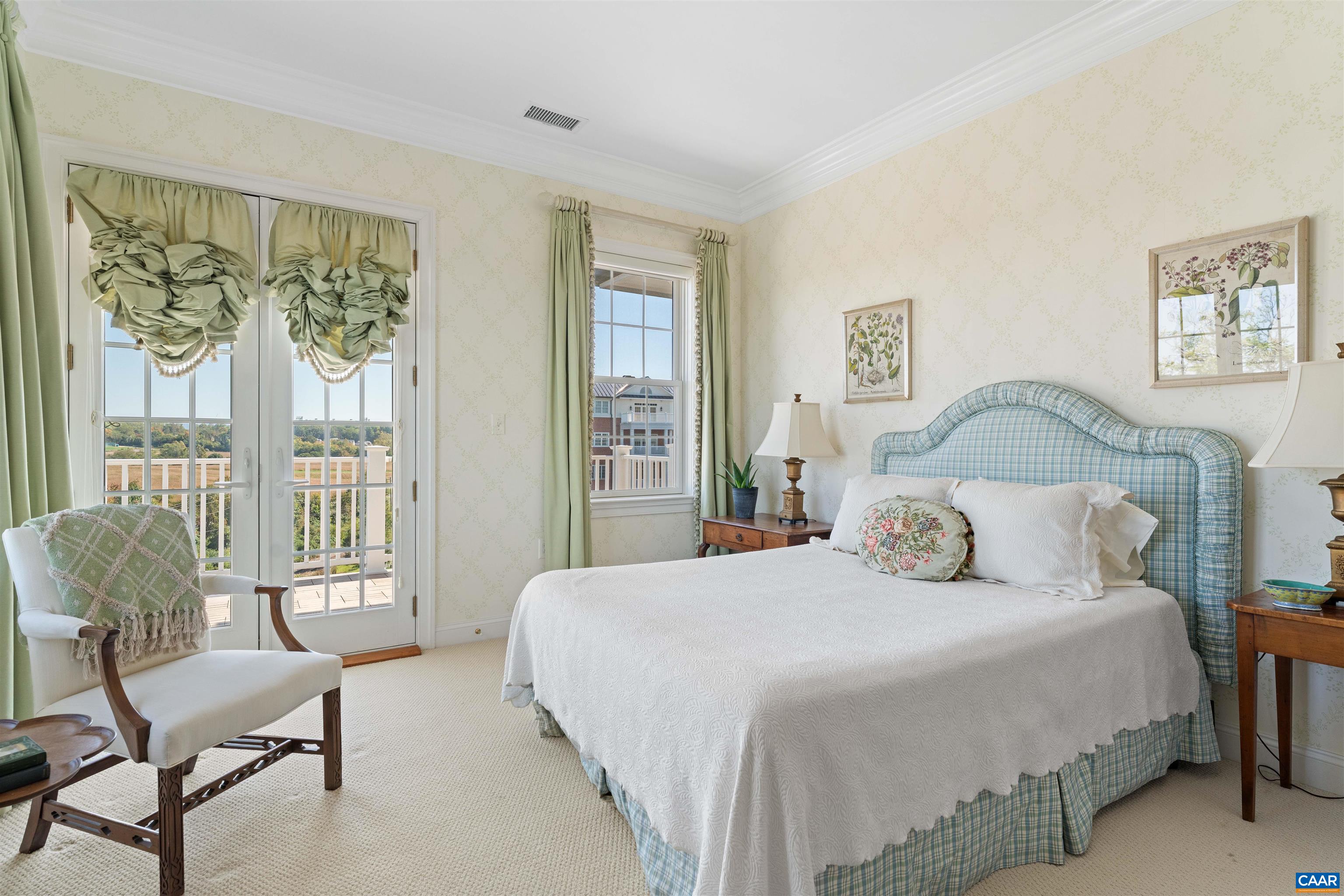 435 WHITE GABLES LN Unit: 302