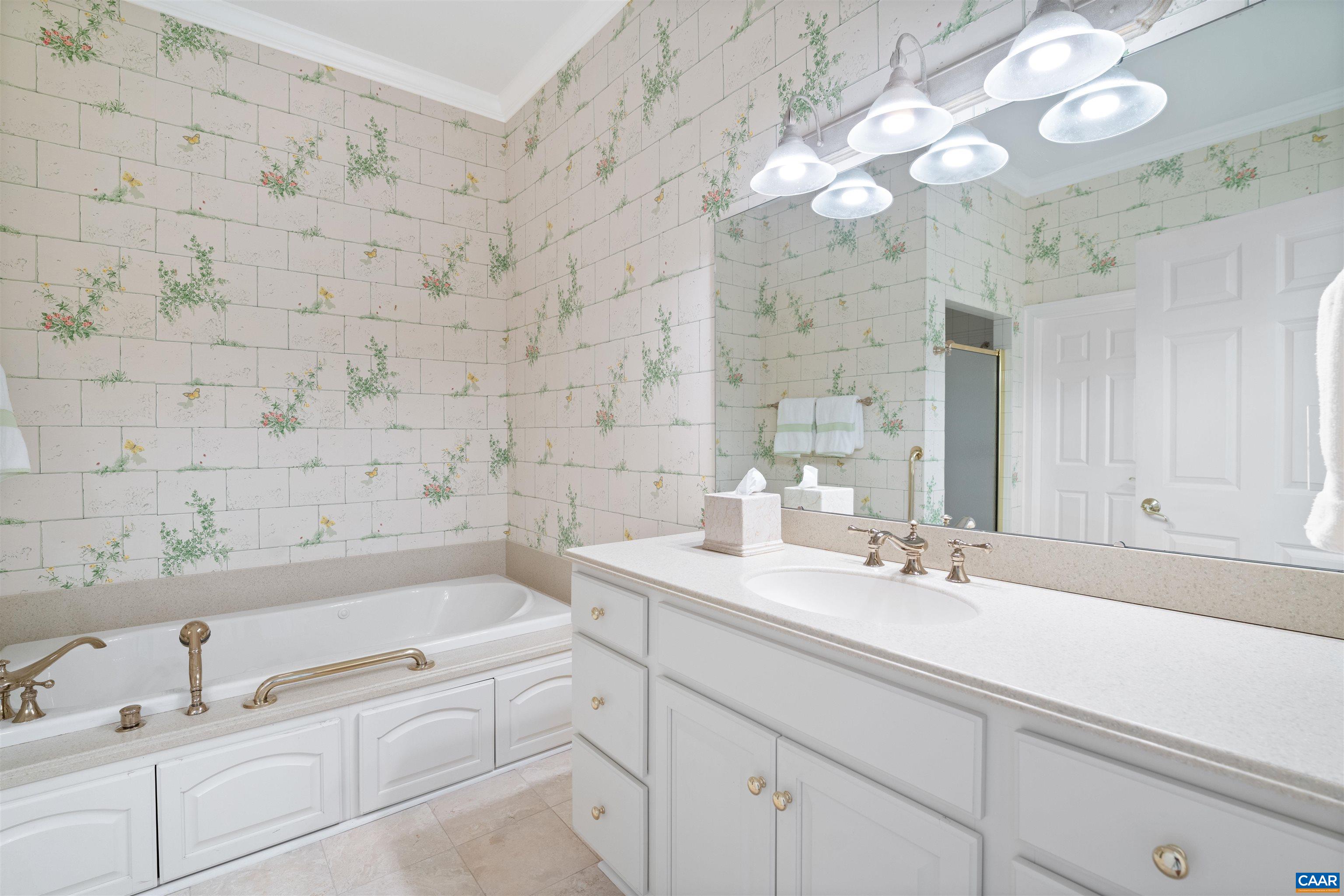 435 WHITE GABLES LN Unit: 302