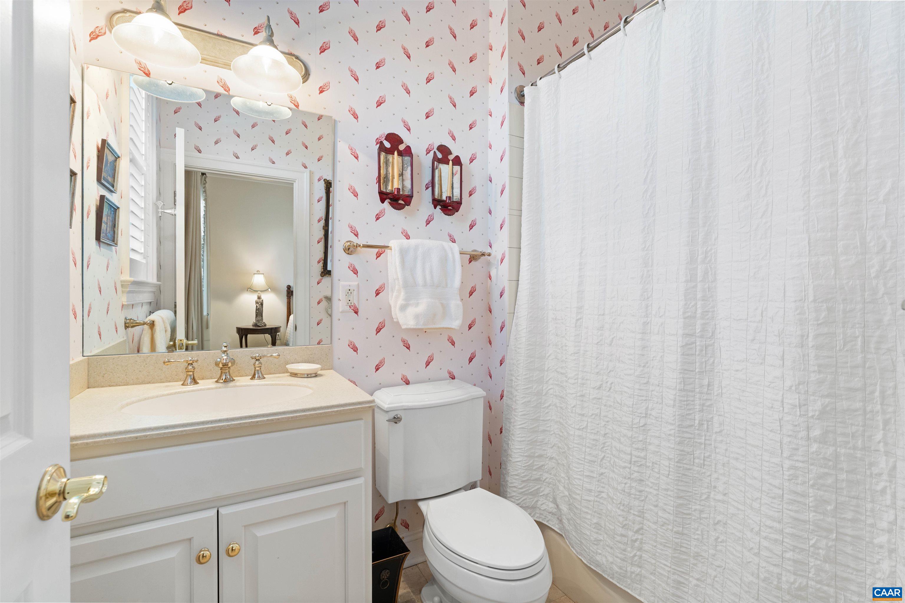 435 WHITE GABLES LN Unit: 302