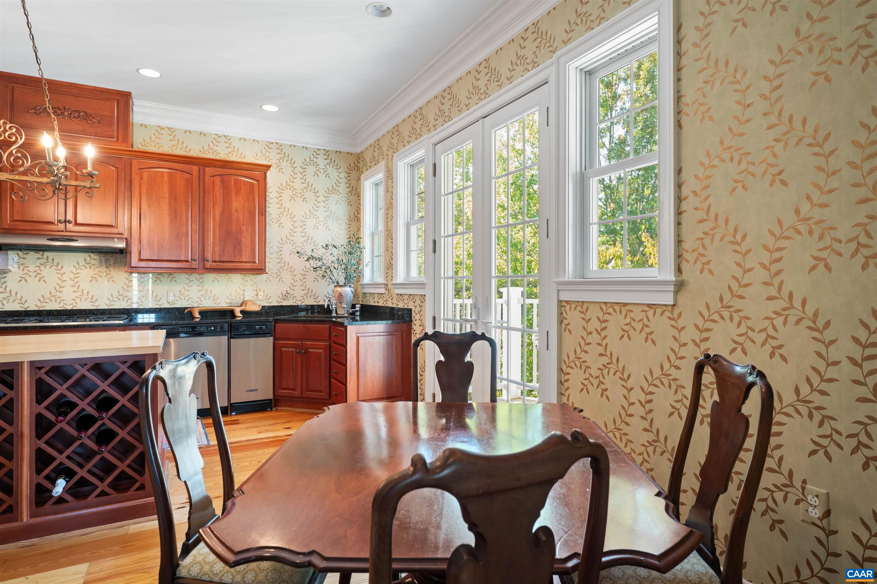 435 WHITE GABLES LN Unit: 302