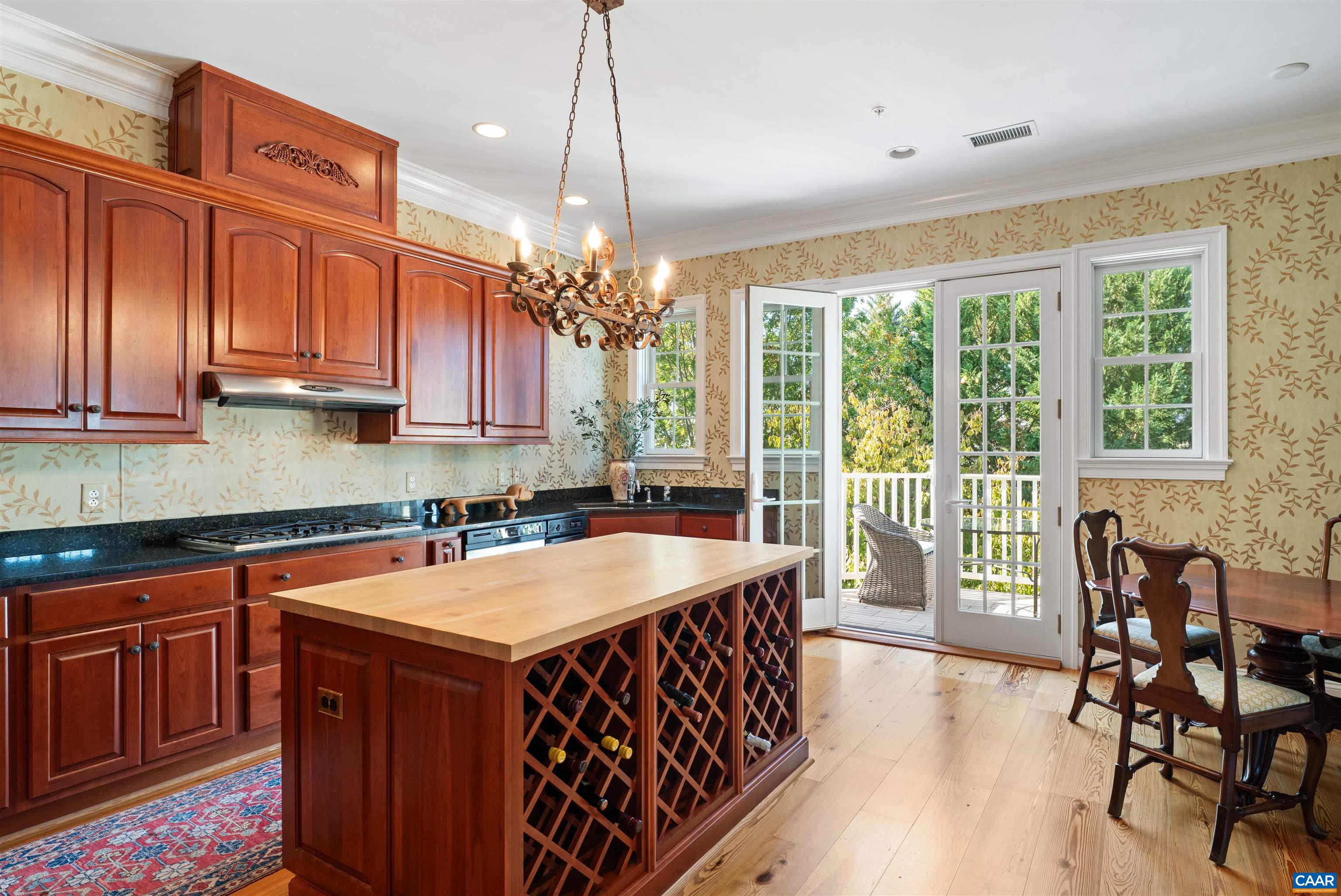 435 WHITE GABLES LN Unit: 302