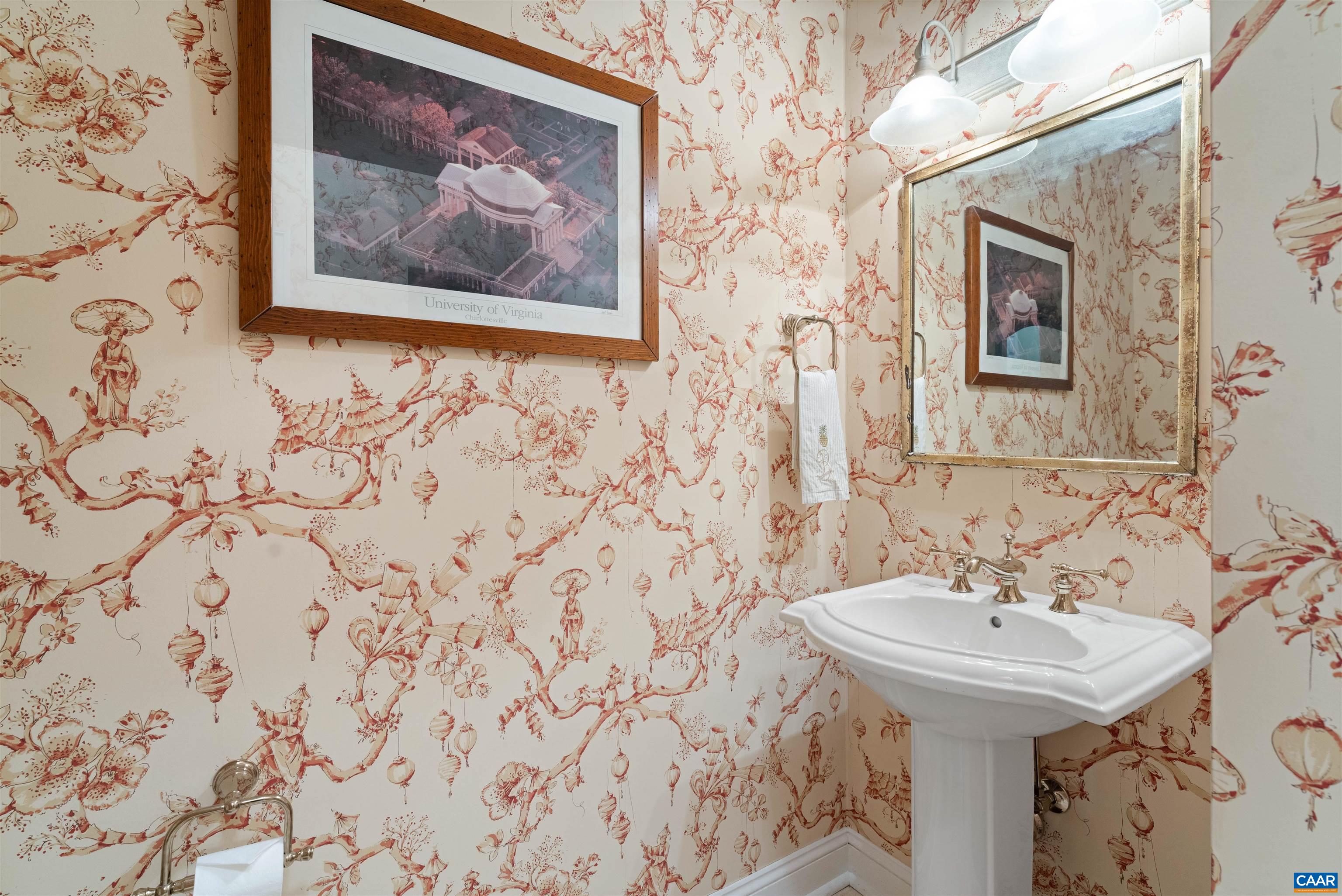 435 WHITE GABLES LN Unit: 302