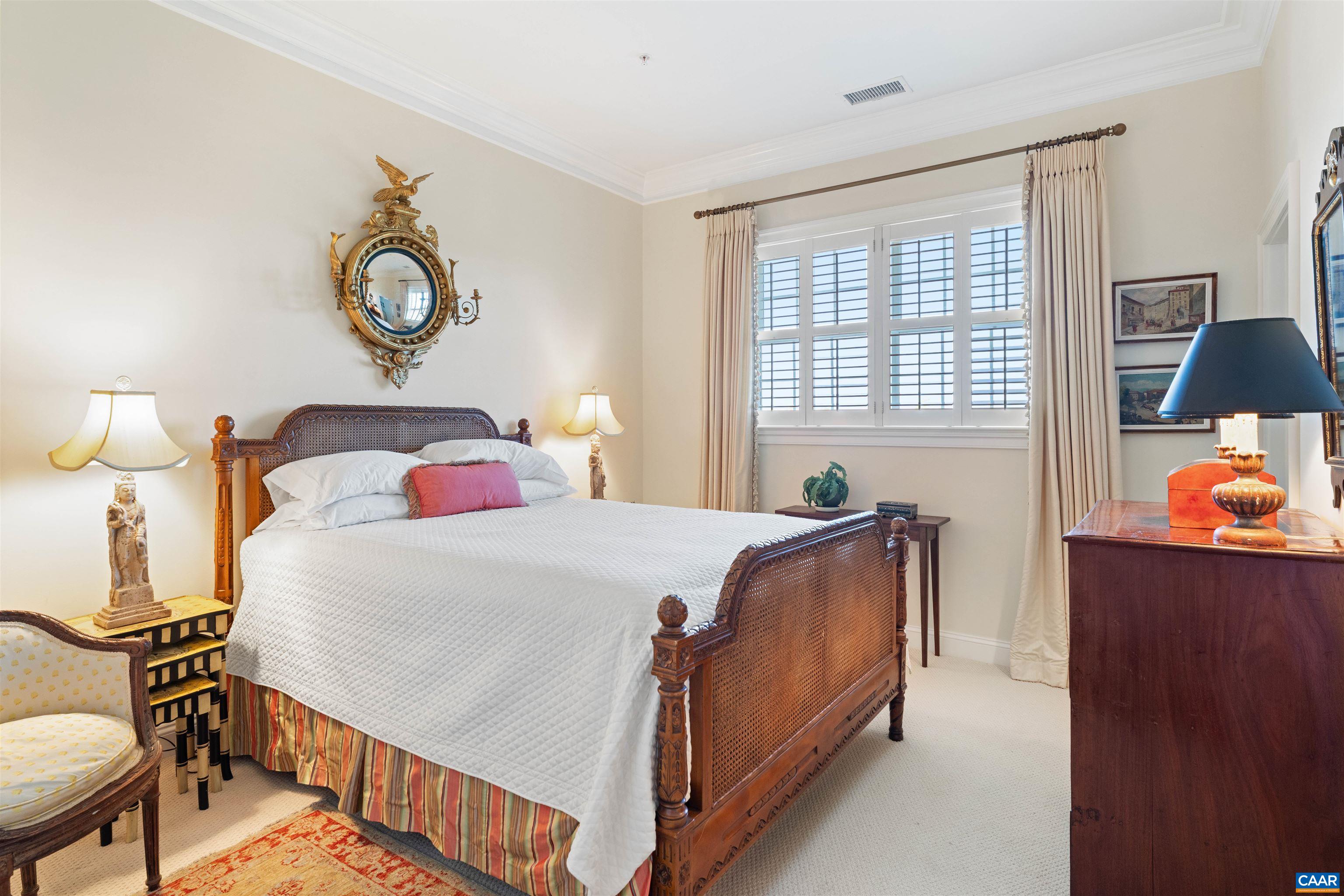 435 WHITE GABLES LN Unit: 302