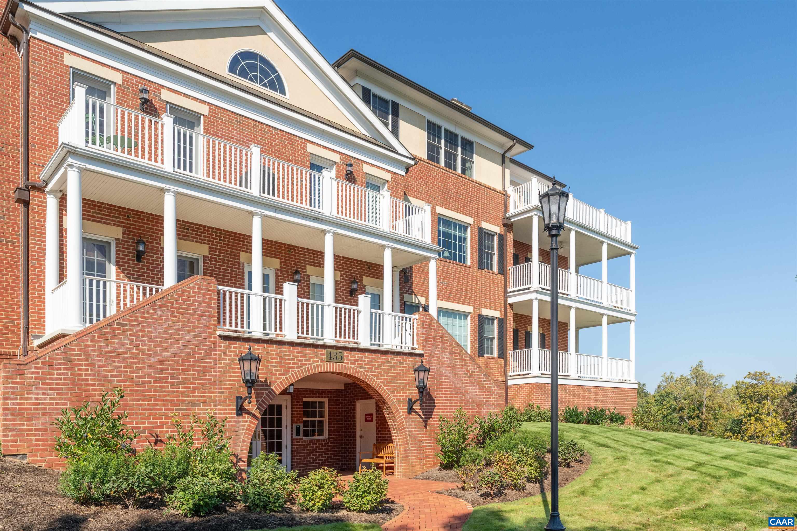 435 WHITE GABLES LN Unit: 302