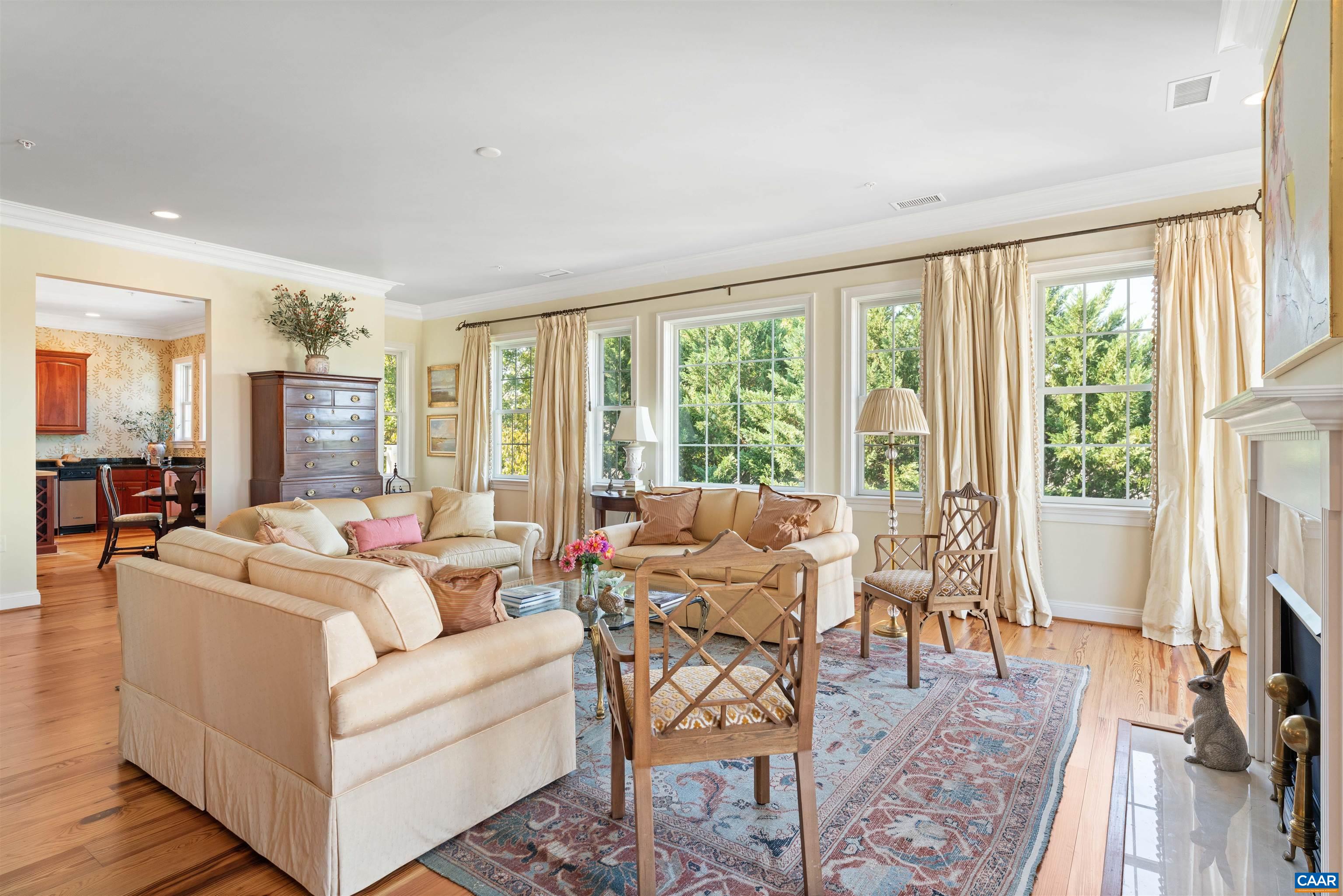 435 WHITE GABLES LN Unit: 302