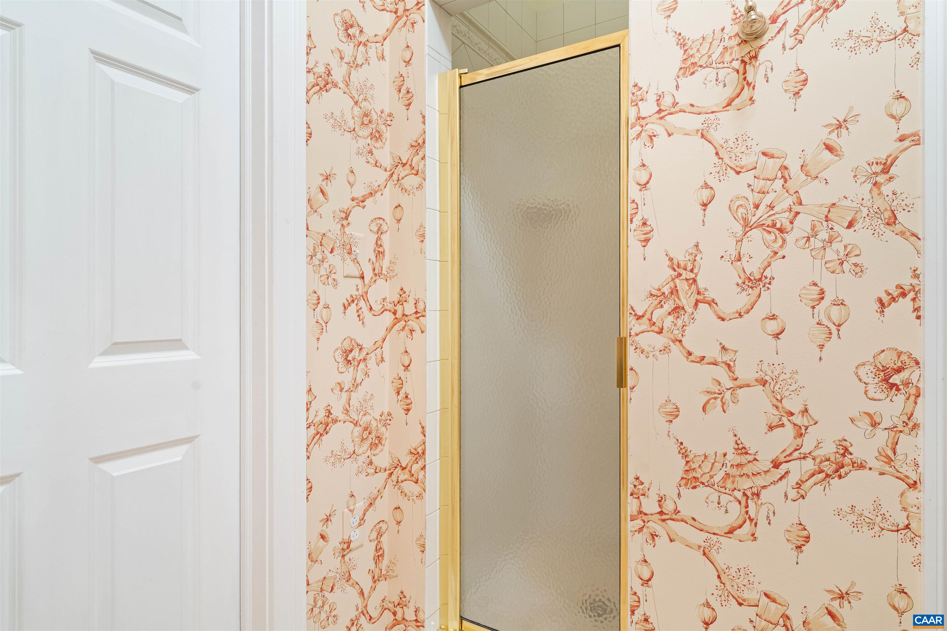 435 WHITE GABLES LN Unit: 302