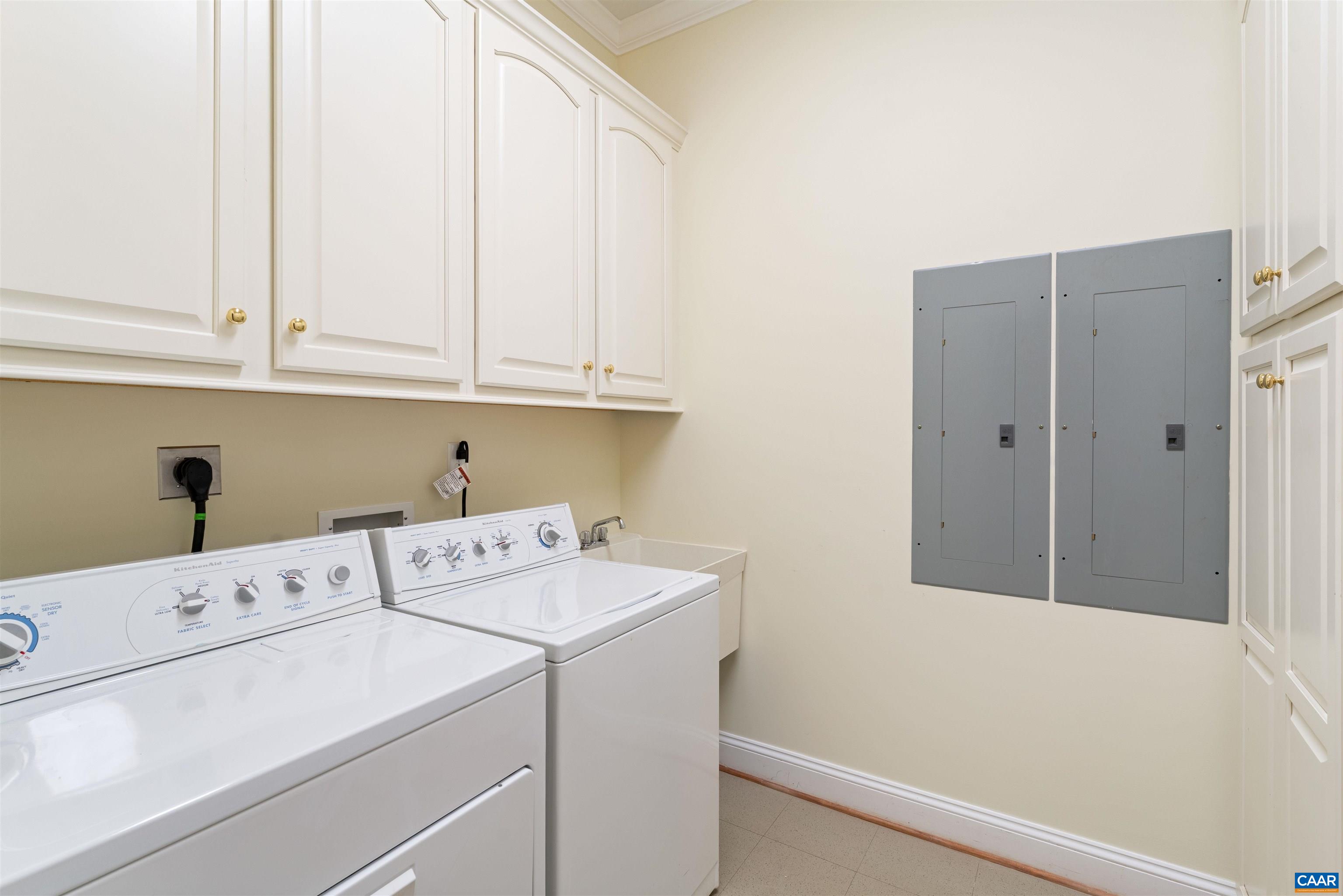 435 WHITE GABLES LN Unit: 302