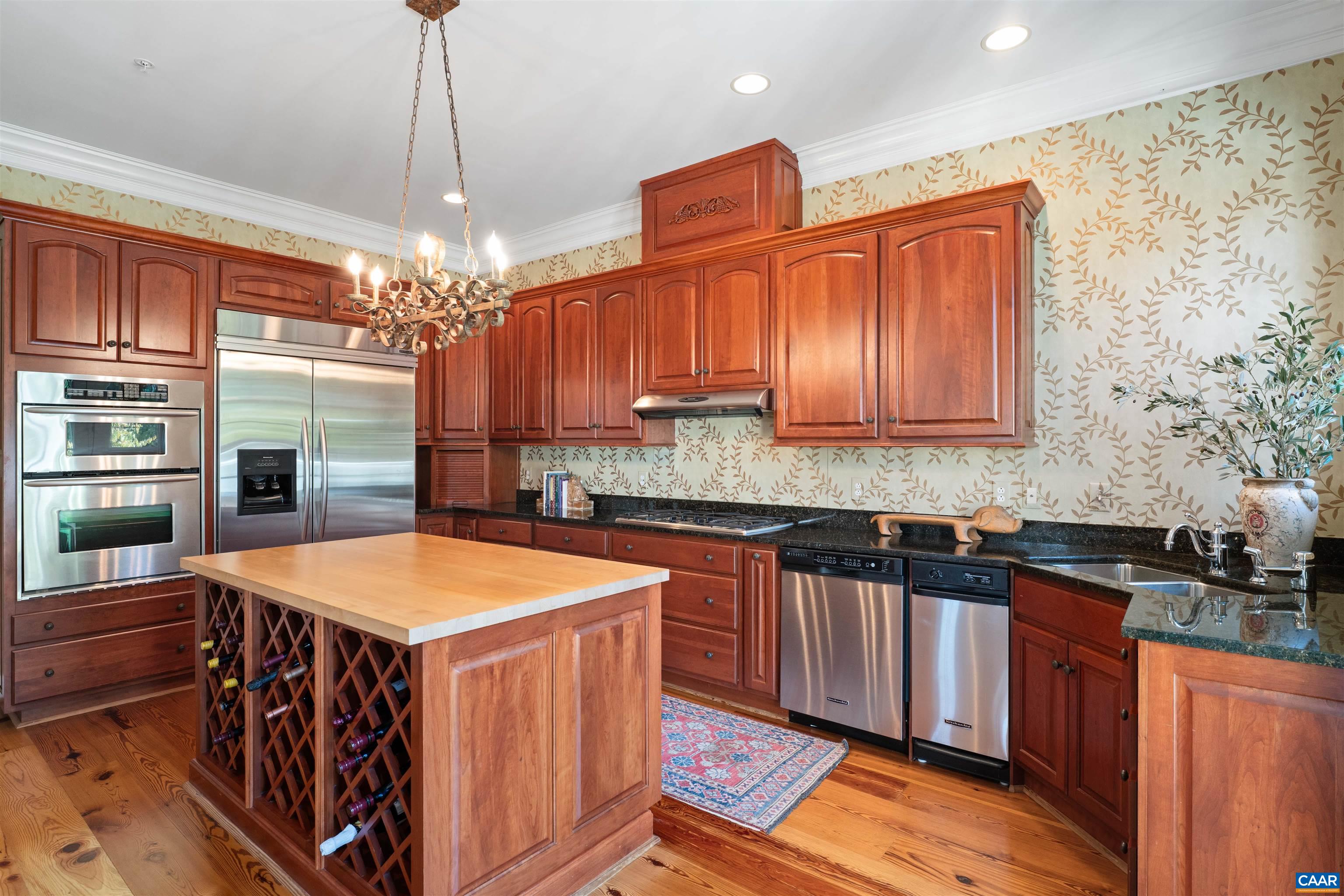 435 WHITE GABLES LN Unit: 302