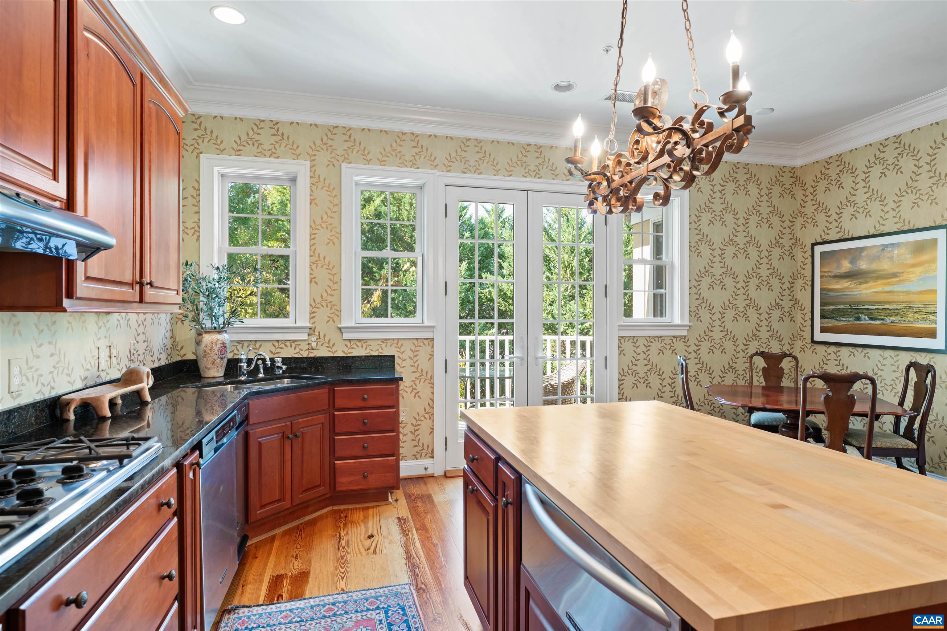 435 WHITE GABLES LN Unit: 302
