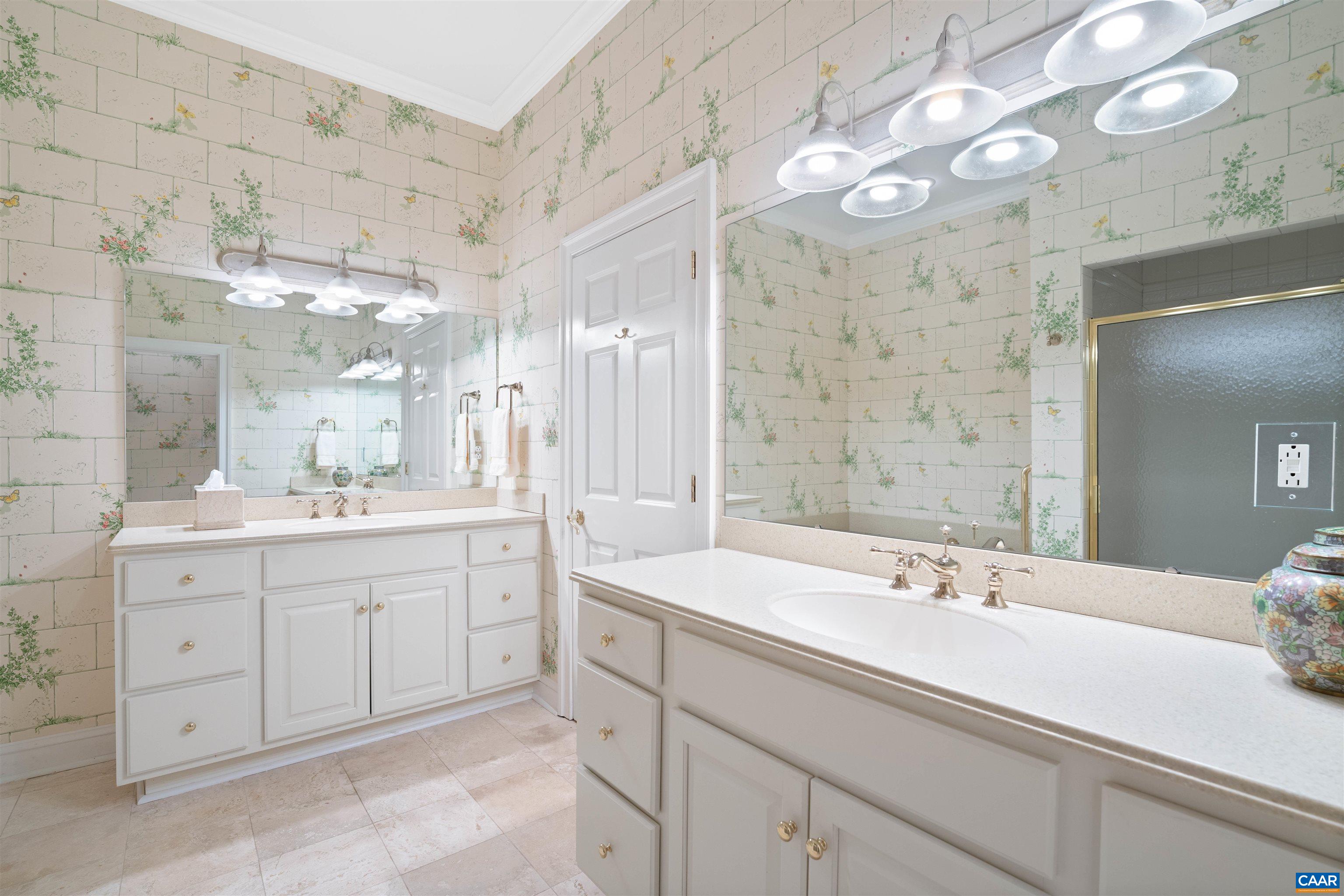 435 WHITE GABLES LN Unit: 302