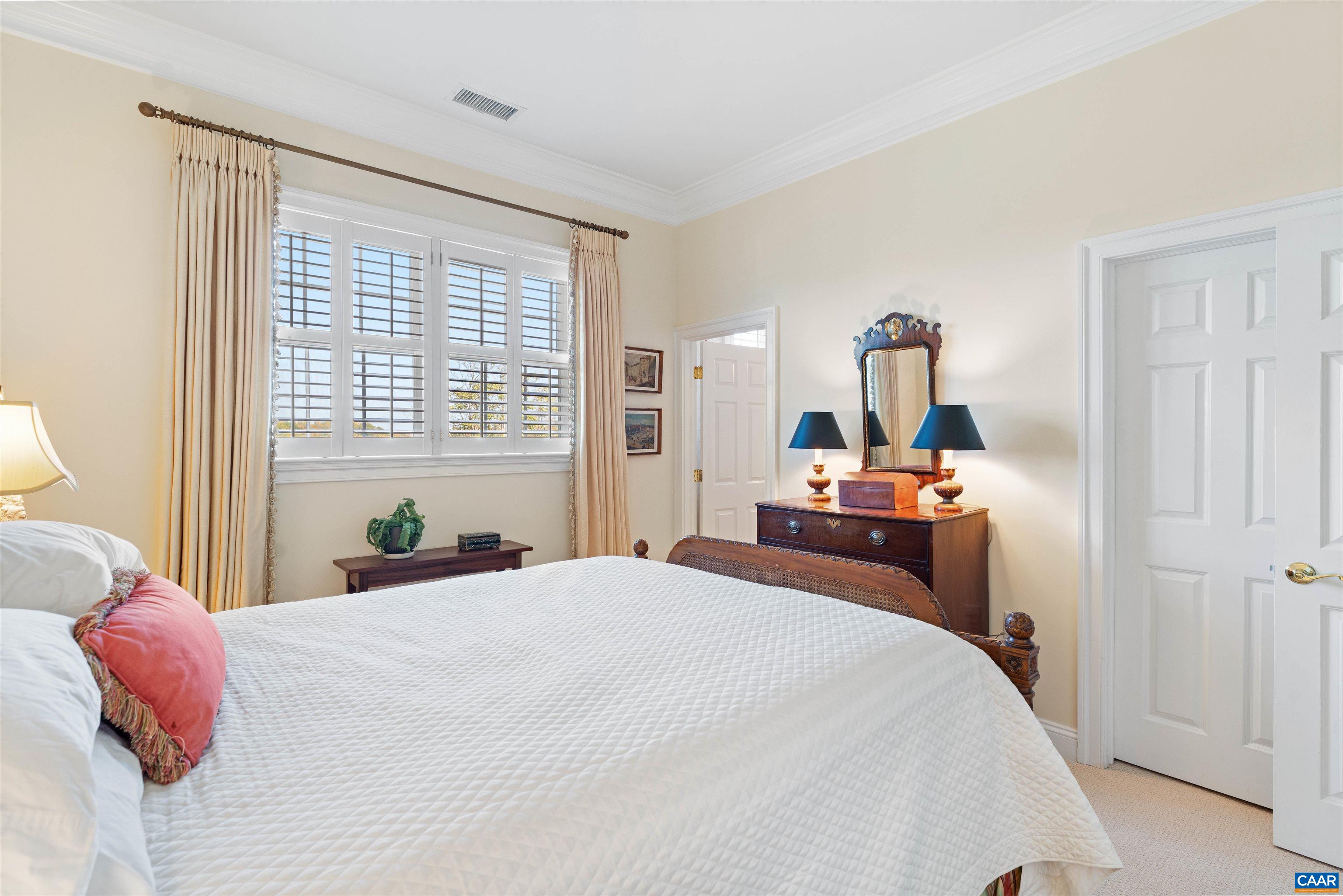 435 WHITE GABLES LN Unit: 302