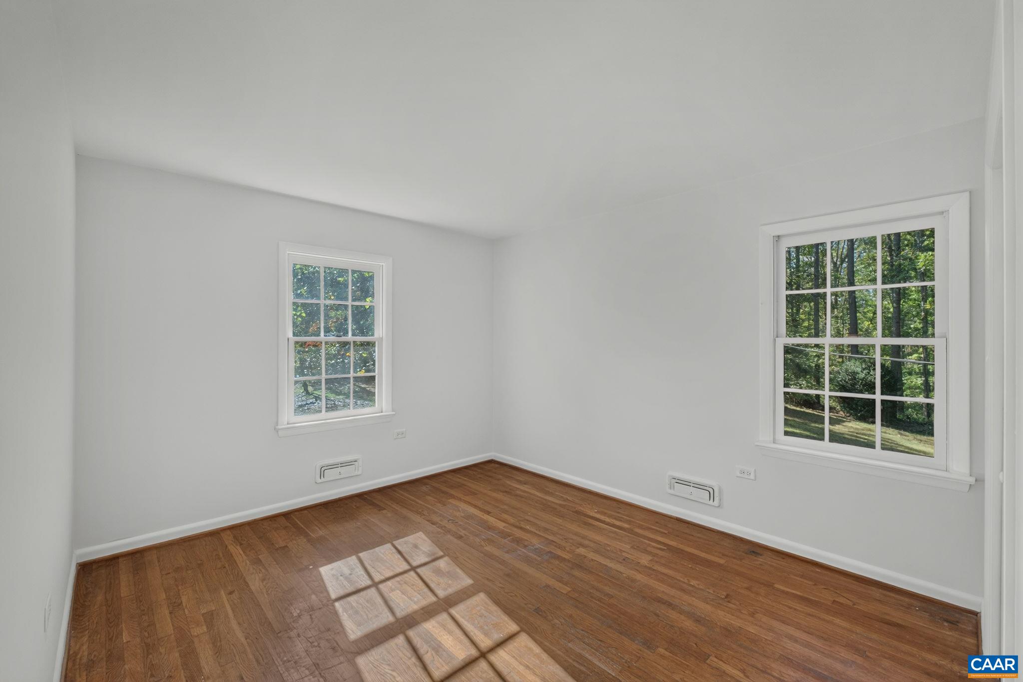 1044 MILTON DR